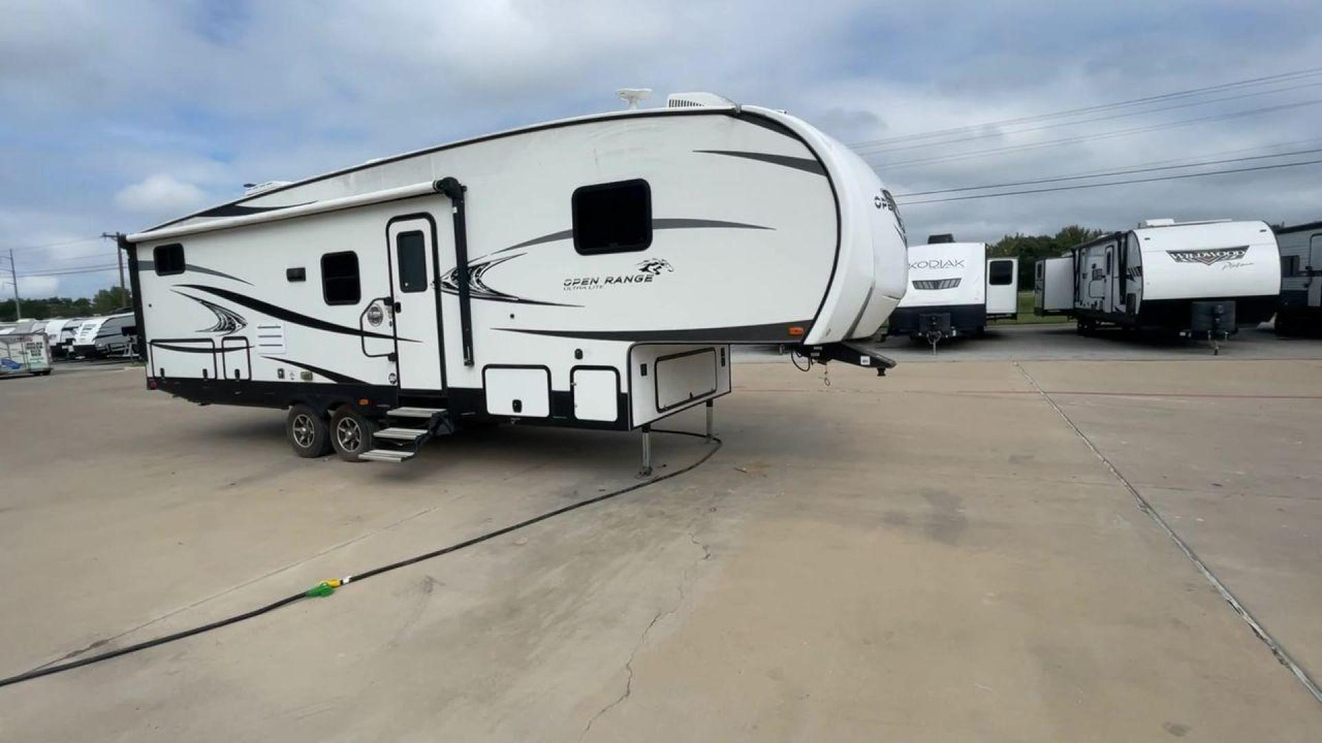 2018 WHITE HIGHLANDER OPEN RANGE 2950BH (58TCH0BS0J3) , Length: 34.92 ft | Dry Weight: 8,270 lbs.| Gross Weight: 9,995 lbs. | Slides: 2 transmission, located at 4319 N Main St, Cleburne, TX, 76033, (817) 678-5133, 32.385960, -97.391212 - This 2018 Highlander Fifth Wheel measures just under 35 feet long and a little over 8 feet wide. This unit has a dry weight of 8,270 lbs, a GVWR of 9,995 lbs, and a hitch weight of 1,320 lbs. It also comes with automatic heating and cooling at 30,000 and 27,000 BTUs, respectively, allowing extreme t - Photo#3