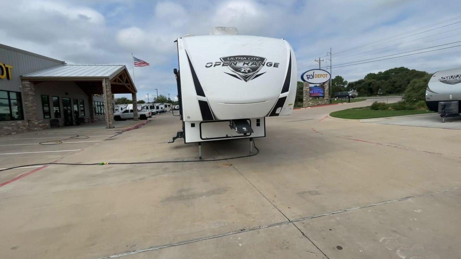 2018 WHITE HIGHLANDER OPEN RANGE 2950BH (58TCH0BS0J3) , Length: 34.92 ft | Dry Weight: 8,270 lbs.| Gross Weight: 9,995 lbs. | Slides: 2 transmission, located at 4319 N Main St, Cleburne, TX, 76033, (817) 678-5133, 32.385960, -97.391212 - This 2018 Highlander Fifth Wheel measures just under 35 feet long and a little over 8 feet wide. This unit has a dry weight of 8,270 lbs, a GVWR of 9,995 lbs, and a hitch weight of 1,320 lbs. It also comes with automatic heating and cooling at 30,000 and 27,000 BTUs, respectively, allowing extreme t - Photo#4