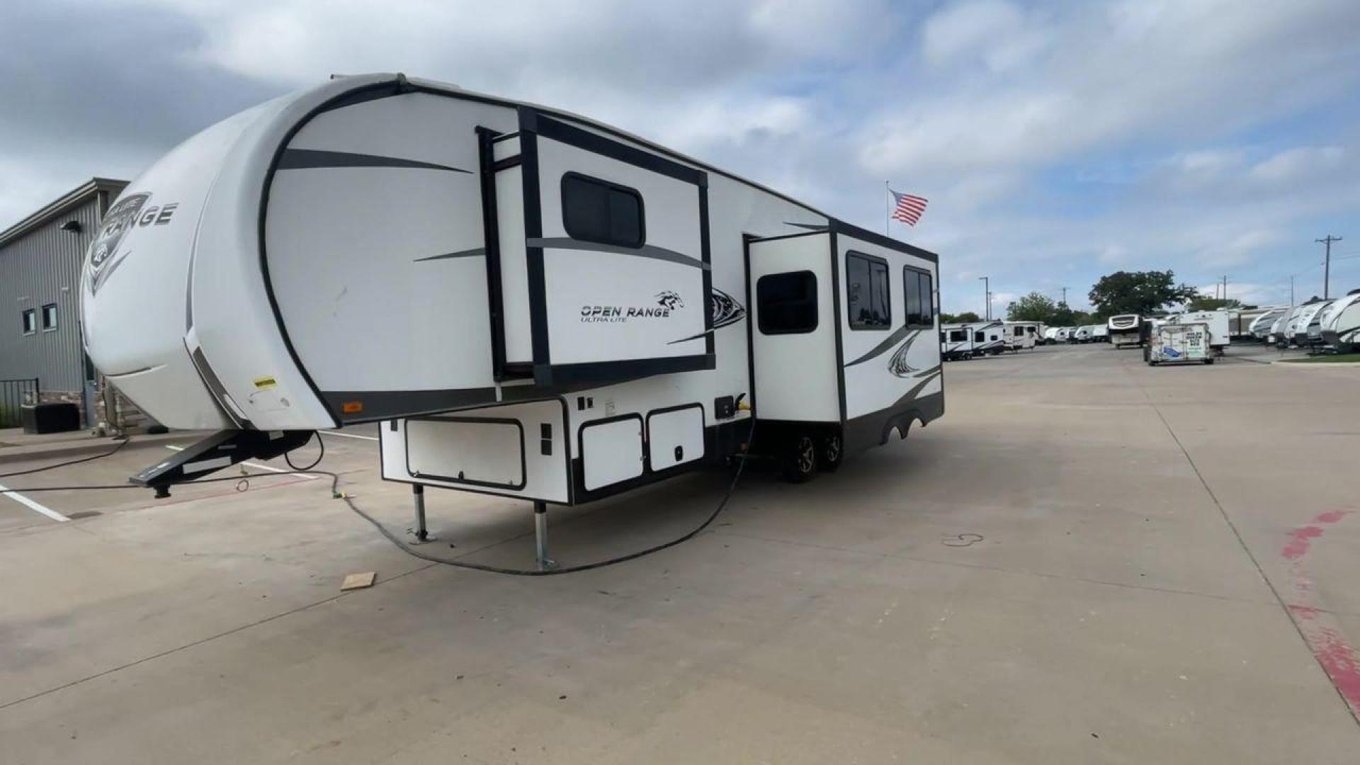 2018 WHITE HIGHLANDER OPEN RANGE 2950BH (58TCH0BS0J3) , Length: 34.92 ft | Dry Weight: 8,270 lbs.| Gross Weight: 9,995 lbs. | Slides: 2 transmission, located at 4319 N Main St, Cleburne, TX, 76033, (817) 678-5133, 32.385960, -97.391212 - This 2018 Highlander Fifth Wheel measures just under 35 feet long and a little over 8 feet wide. This unit has a dry weight of 8,270 lbs, a GVWR of 9,995 lbs, and a hitch weight of 1,320 lbs. It also comes with automatic heating and cooling at 30,000 and 27,000 BTUs, respectively, allowing extreme t - Photo#5