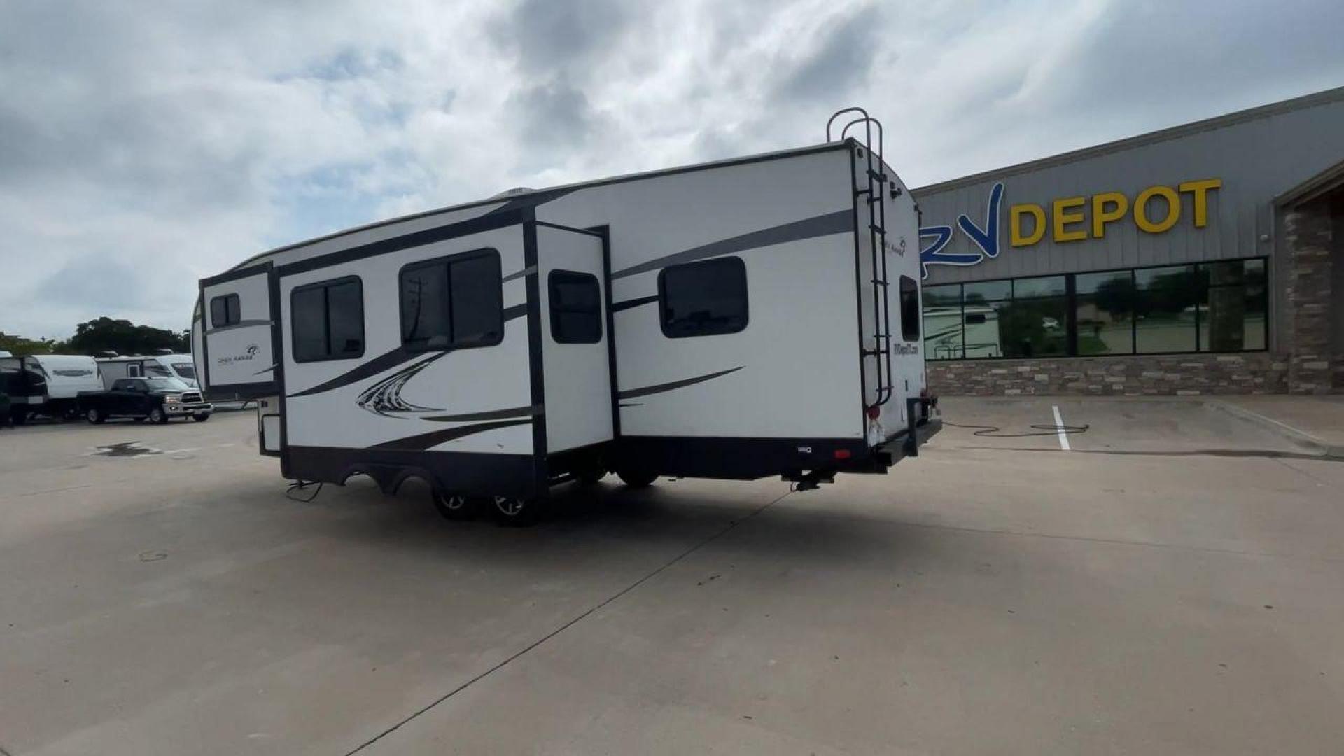 2018 WHITE HIGHLANDER OPEN RANGE 2950BH (58TCH0BS0J3) , Length: 34.92 ft | Dry Weight: 8,270 lbs.| Gross Weight: 9,995 lbs. | Slides: 2 transmission, located at 4319 N Main St, Cleburne, TX, 76033, (817) 678-5133, 32.385960, -97.391212 - This 2018 Highlander Fifth Wheel measures just under 35 feet long and a little over 8 feet wide. This unit has a dry weight of 8,270 lbs, a GVWR of 9,995 lbs, and a hitch weight of 1,320 lbs. It also comes with automatic heating and cooling at 30,000 and 27,000 BTUs, respectively, allowing extreme t - Photo#7