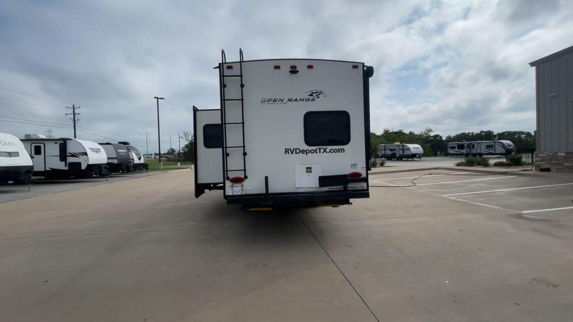 2018 WHITE HIGHLANDER OPEN RANGE 2950BH (58TCH0BS0J3) , Length: 34.92 ft | Dry Weight: 8,270 lbs.| Gross Weight: 9,995 lbs. | Slides: 2 transmission, located at 4319 N Main St, Cleburne, TX, 76033, (817) 678-5133, 32.385960, -97.391212 - This 2018 Highlander Fifth Wheel measures just under 35 feet long and a little over 8 feet wide. This unit has a dry weight of 8,270 lbs, a GVWR of 9,995 lbs, and a hitch weight of 1,320 lbs. It also comes with automatic heating and cooling at 30,000 and 27,000 BTUs, respectively, allowing extreme t - Photo#8