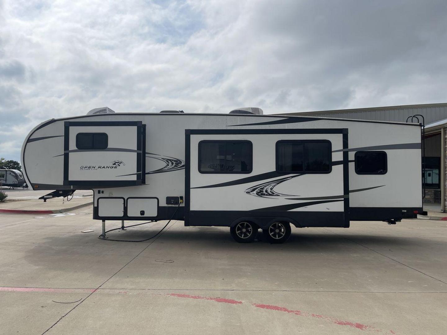 2018 WHITE HIGHLANDER OPEN RANGE 2950BH (58TCH0BS0J3) , Length: 34.92 ft | Dry Weight: 8,270 lbs.| Gross Weight: 9,995 lbs. | Slides: 2 transmission, located at 4319 N Main St, Cleburne, TX, 76033, (817) 678-5133, 32.385960, -97.391212 - This 2018 Highlander Fifth Wheel measures just under 35 feet long and a little over 8 feet wide. This unit has a dry weight of 8,270 lbs, a GVWR of 9,995 lbs, and a hitch weight of 1,320 lbs. It also comes with automatic heating and cooling at 30,000 and 27,000 BTUs, respectively, allowing extreme t - Photo#24