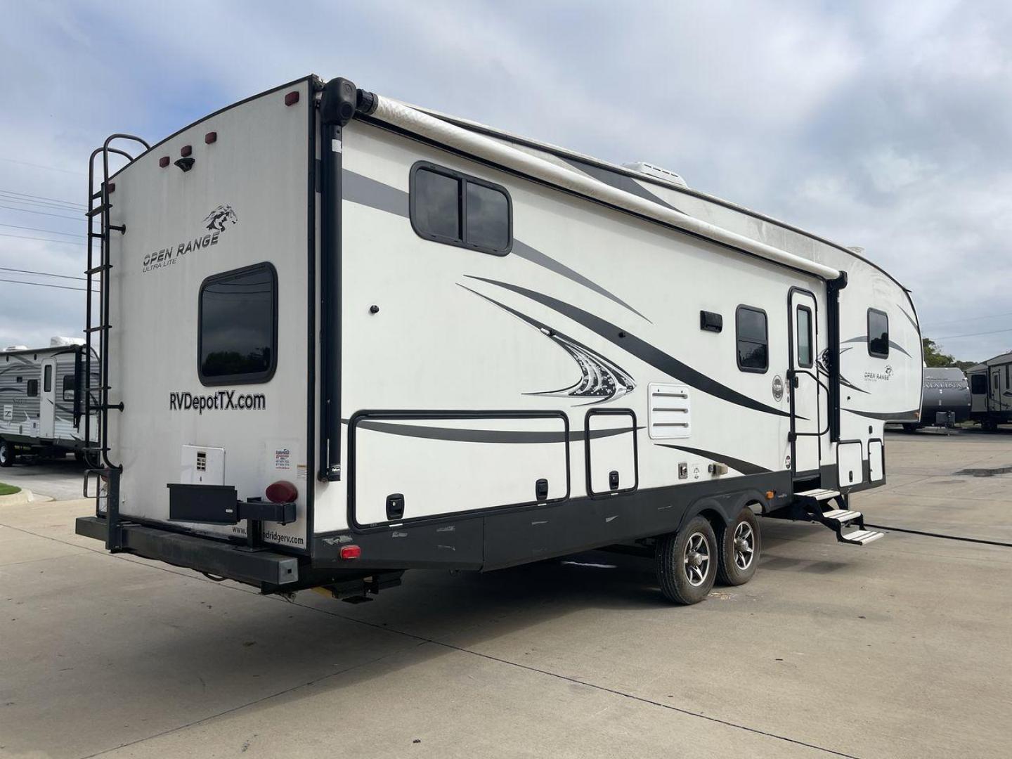 2018 WHITE HIGHLANDER OPEN RANGE 2950BH (58TCH0BS0J3) , Length: 34.92 ft | Dry Weight: 8,270 lbs.| Gross Weight: 9,995 lbs. | Slides: 2 transmission, located at 4319 N Main St, Cleburne, TX, 76033, (817) 678-5133, 32.385960, -97.391212 - This 2018 Highlander Fifth Wheel measures just under 35 feet long and a little over 8 feet wide. This unit has a dry weight of 8,270 lbs, a GVWR of 9,995 lbs, and a hitch weight of 1,320 lbs. It also comes with automatic heating and cooling at 30,000 and 27,000 BTUs, respectively, allowing extreme t - Photo#25