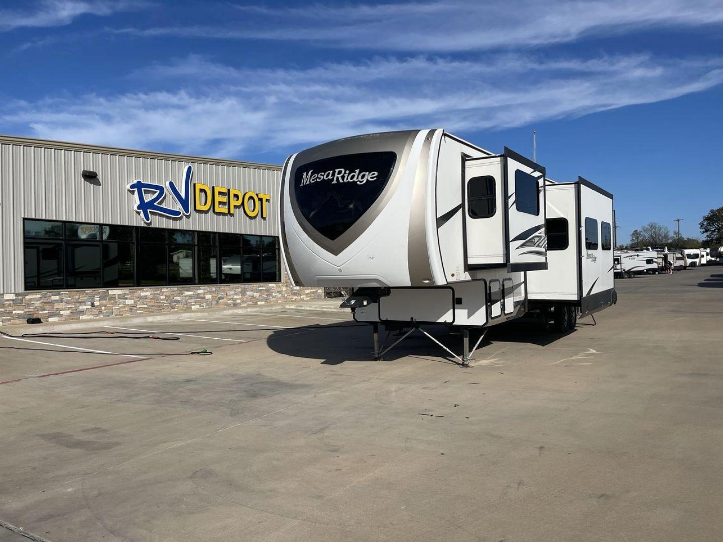 2018 GRAY HIGHLAND RIDGE MESA RIDGE 376FBH (58TCH0BV1J3) , Length: 41.92 ft. | Dry Weight: 12,015 lbs. | Gross Weight: 16,460 lbs. | Slides: 5 transmission, located at 4319 N Main St, Cleburne, TX, 76033, (817) 678-5133, 32.385960, -97.391212 - Photo#0