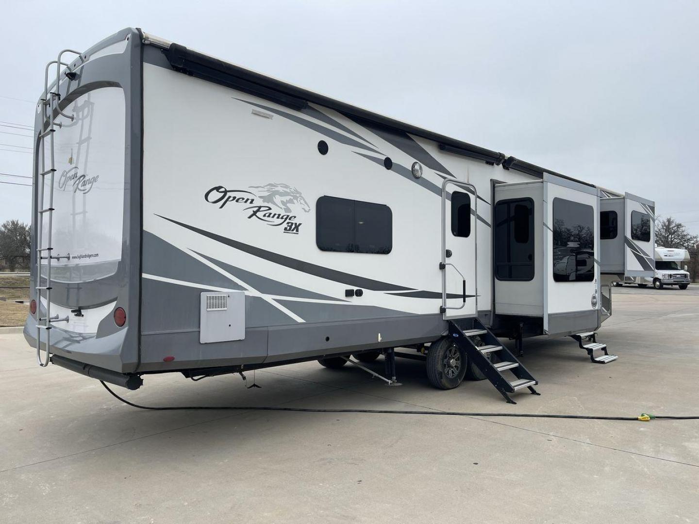 2018 HIGHLAND RIDGE OPEN RANGE 3X387RBS (58TCH0BV6J3) , Length: 42.3 ft. | Dry Weight: 13,320 lbs. | Gross Weight: 16,470 lbs. | Slides: 5 transmission, located at 4319 N Main St, Cleburne, TX, 76033, (817) 678-5133, 32.385960, -97.391212 - The 2018 Highland Ridge Open Range 387RBS fifth wheel allows you to travel in elegance and with plenty of space. For those seeking a high-end travel experience, this RV's precise design and top-tier features provide an unrivaled combination of comfort and luxury. This unit's measurements are 42.3 fe - Photo#25