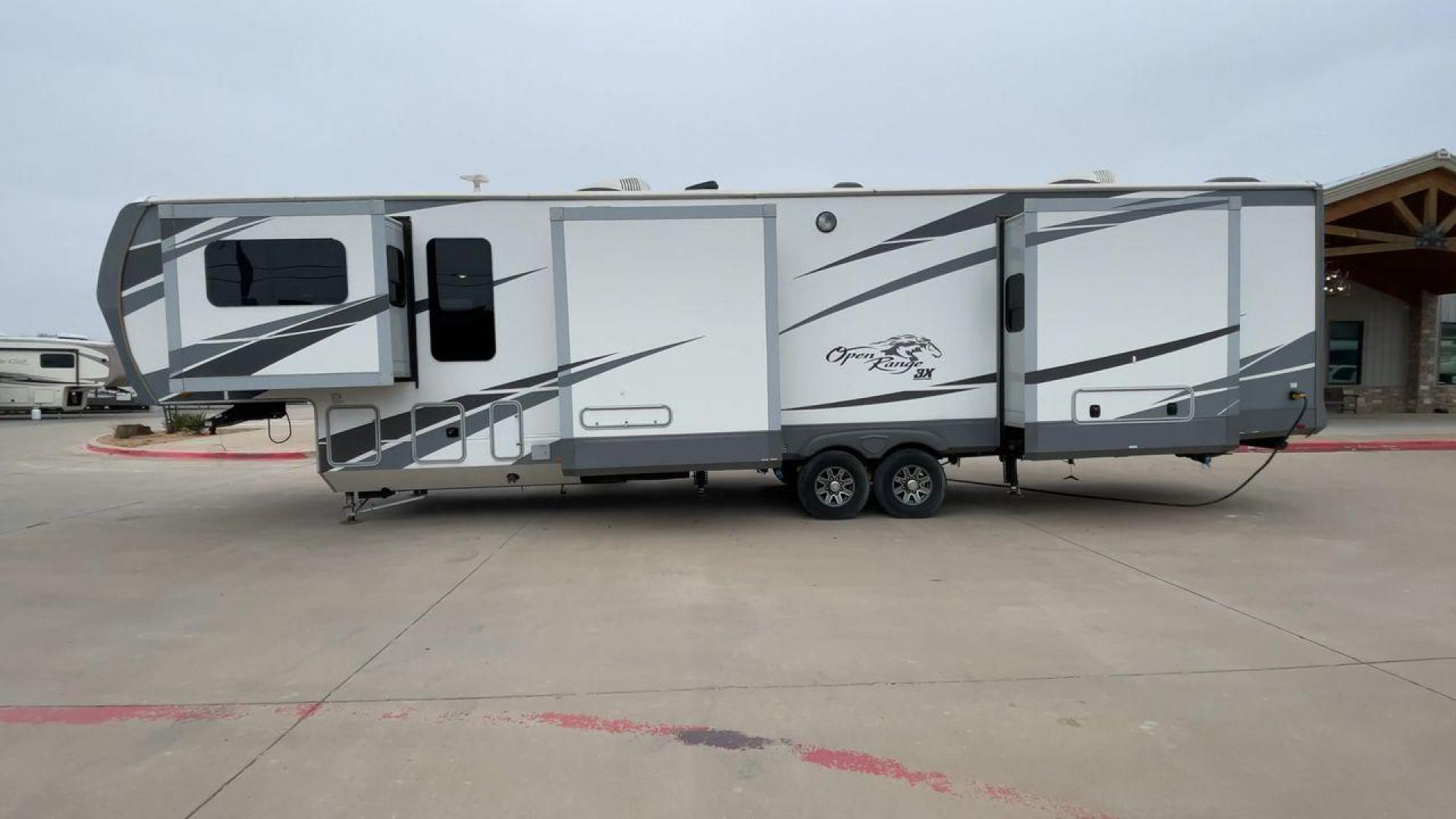 2018 HIGHLAND RIDGE OPEN RANGE 3X387RBS (58TCH0BV6J3) , Length: 42.3 ft. | Dry Weight: 13,320 lbs. | Gross Weight: 16,470 lbs. | Slides: 5 transmission, located at 4319 N Main St, Cleburne, TX, 76033, (817) 678-5133, 32.385960, -97.391212 - The 2018 Highland Ridge Open Range 387RBS fifth wheel allows you to travel in elegance and with plenty of space. For those seeking a high-end travel experience, this RV's precise design and top-tier features provide an unrivaled combination of comfort and luxury. This unit's measurements are 42.3 fe - Photo#6