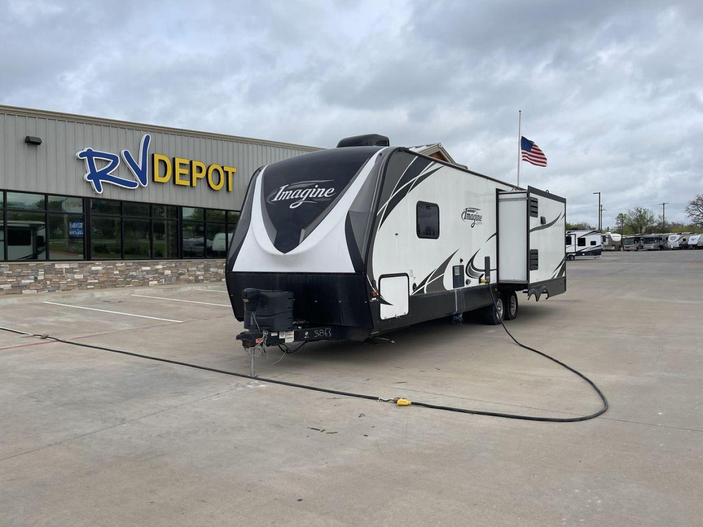 2018 WHITE IMAGINE 2950RL (573TE3325J6) , Length: 34 ft | Dry Weight: 6,985 lbs | Gross Weight: 8,995 lbs | Slides: 2 transmission, located at 4319 N Main St, Cleburne, TX, 76033, (817) 678-5133, 32.385960, -97.391212 - Photo#0