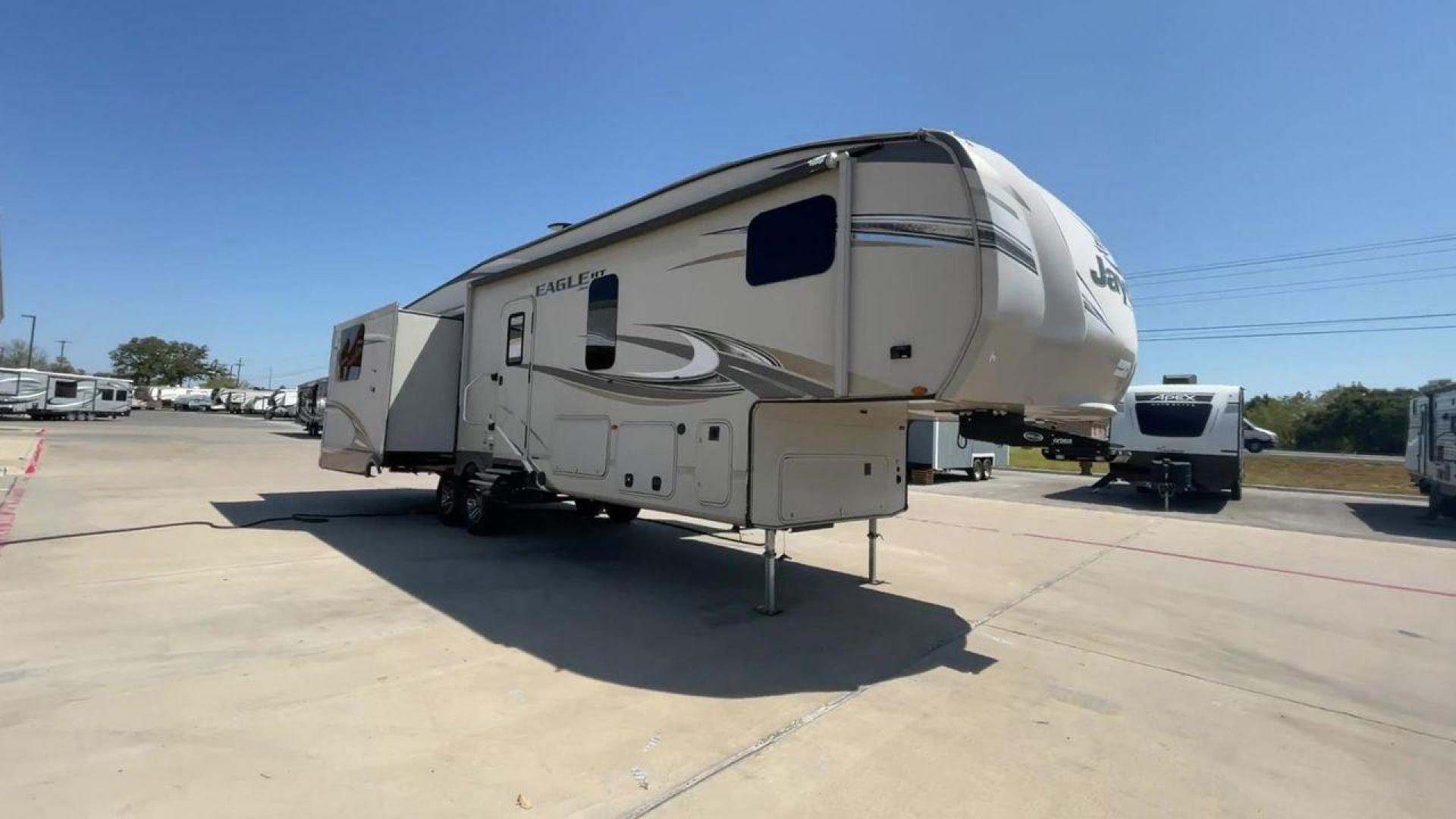 2018 JAYCO EAGLE 30.5 MBOK (1UJCJ0BT5J1) , Length: 36.7 ft.| Dry Weight: 9,670 lbs. | Gross Weight: 11,950 lbs. | Slides: 4 transmission, located at 4319 N Main St, Cleburne, TX, 76033, (817) 678-5133, 32.385960, -97.391212 - With a length of ~36 feet, the 2018 Jayco Eagle HT 30.5MBOK is an exceptional fifth-wheel model that seamlessly blends luxury, innovation, and versatility for your ultimate travel experience. Its floor plan features a masterful bunkhouse design, offering a private and cozy space for the kids or gues - Photo#3