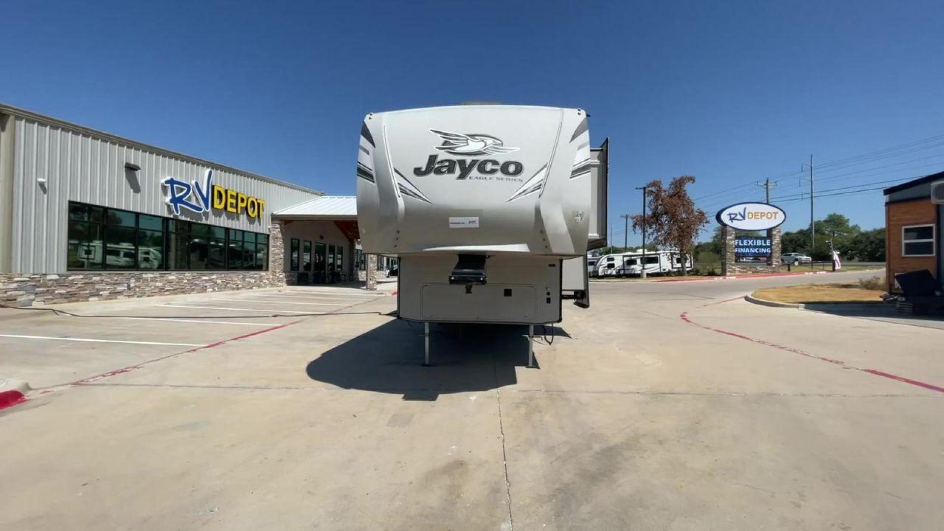 2018 JAYCO EAGLE 30.5 MBOK (1UJCJ0BT5J1) , Length: 36.7 ft.| Dry Weight: 9,670 lbs. | Gross Weight: 11,950 lbs. | Slides: 4 transmission, located at 4319 N Main St, Cleburne, TX, 76033, (817) 678-5133, 32.385960, -97.391212 - With a length of ~36 feet, the 2018 Jayco Eagle HT 30.5MBOK is an exceptional fifth-wheel model that seamlessly blends luxury, innovation, and versatility for your ultimate travel experience. Its floor plan features a masterful bunkhouse design, offering a private and cozy space for the kids or gues - Photo#4