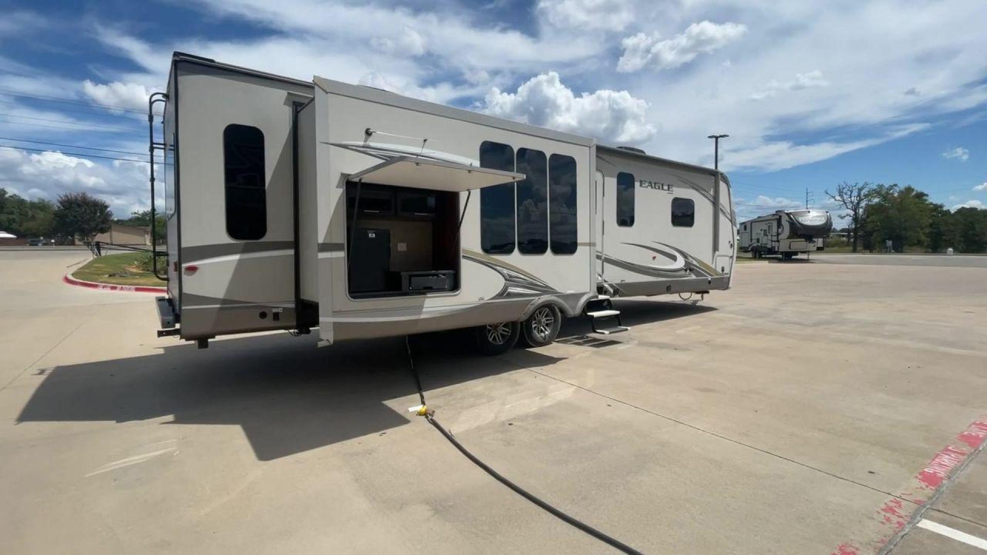 2018 WHITE JAYCO EAGLE 322RLOK (1UJBJ0BU0J1) , Length: 38.42 ft. | Dry Weight: 9,505 lbs. | Gross Weight: 11,750 lbs. | Slides: 3 transmission, located at 4319 N Main St, Cleburne, TX, 76033, (817) 678-5133, 32.385960, -97.391212 - This 2018 Eagle 322RLOK fifth wheel has a length of 38.42 ft, a width of 8 ft, and a height of 12.19 ft. Its dry weight is 9,505 lbs, with a payload capacity of 2,245 lbs. The unit's GVWR is 11,750 lbs and has a hitch weight of 1,260 lbs. The exterior extra large storage could fit your outdoor campi - Photo#1