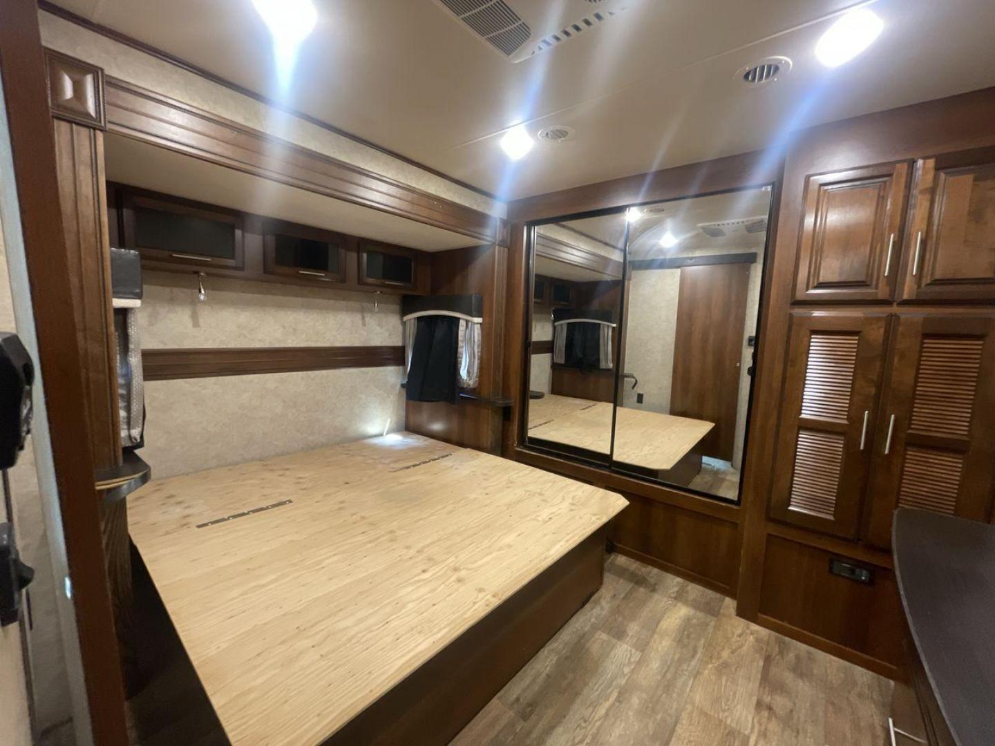 2018 WHITE JAYCO EAGLE 322RLOK (1UJBJ0BU0J1) , Length: 38.42 ft. | Dry Weight: 9,505 lbs. | Gross Weight: 11,750 lbs. | Slides: 3 transmission, located at 4319 N Main St, Cleburne, TX, 76033, (817) 678-5133, 32.385960, -97.391212 - This 2018 Eagle 322RLOK fifth wheel has a length of 38.42 ft, a width of 8 ft, and a height of 12.19 ft. Its dry weight is 9,505 lbs, with a payload capacity of 2,245 lbs. The unit's GVWR is 11,750 lbs and has a hitch weight of 1,260 lbs. The exterior extra large storage could fit your outdoor campi - Photo#17