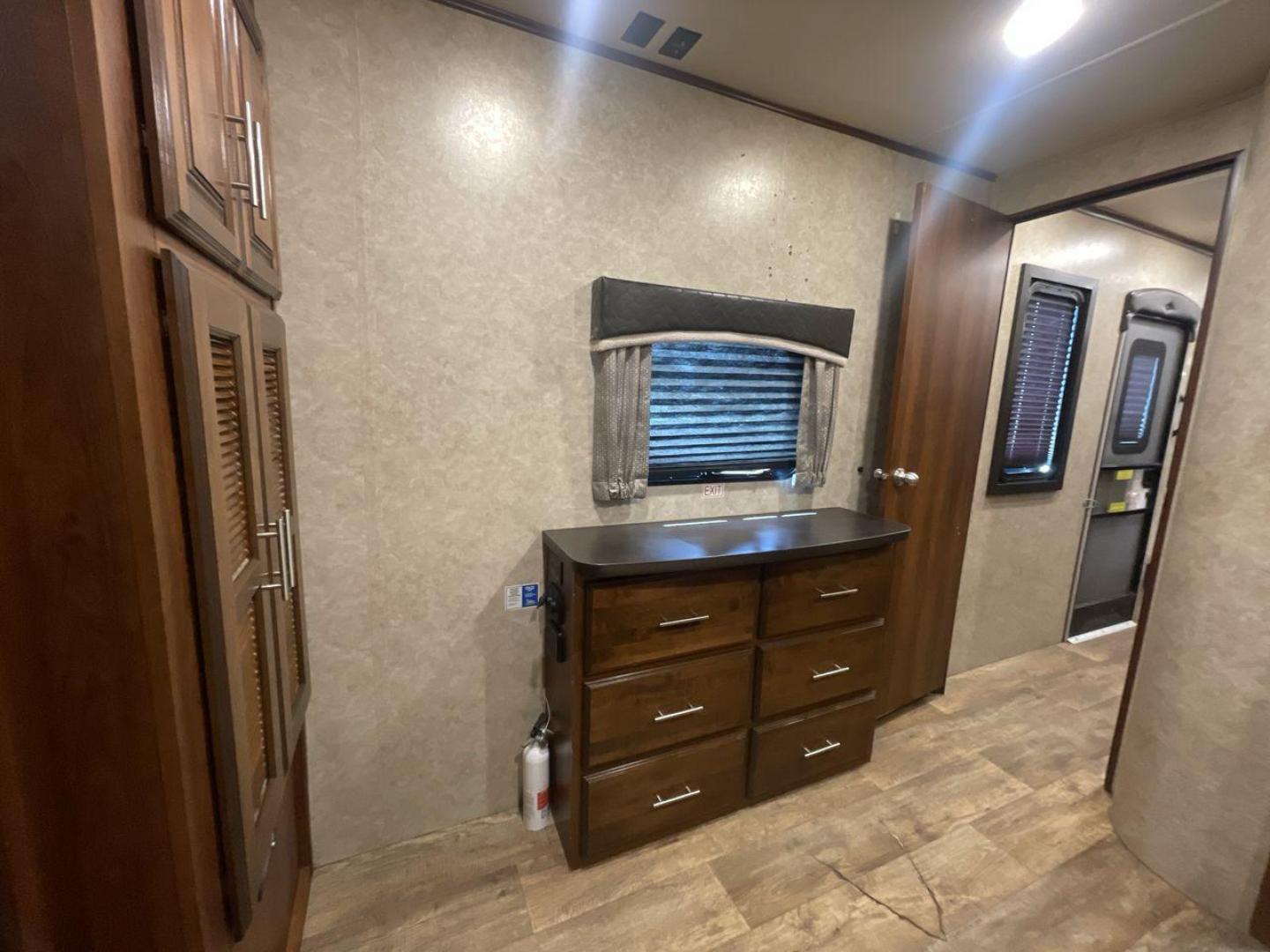 2018 WHITE JAYCO EAGLE 322RLOK (1UJBJ0BU0J1) , Length: 38.42 ft. | Dry Weight: 9,505 lbs. | Gross Weight: 11,750 lbs. | Slides: 3 transmission, located at 4319 N Main St, Cleburne, TX, 76033, (817) 678-5133, 32.385960, -97.391212 - This 2018 Eagle 322RLOK fifth wheel has a length of 38.42 ft, a width of 8 ft, and a height of 12.19 ft. Its dry weight is 9,505 lbs, with a payload capacity of 2,245 lbs. The unit's GVWR is 11,750 lbs and has a hitch weight of 1,260 lbs. The exterior extra large storage could fit your outdoor campi - Photo#18