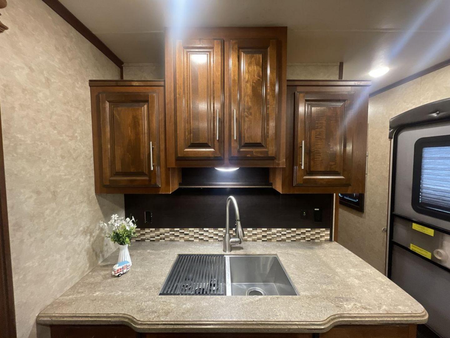 2018 WHITE JAYCO EAGLE 322RLOK (1UJBJ0BU0J1) , Length: 38.42 ft. | Dry Weight: 9,505 lbs. | Gross Weight: 11,750 lbs. | Slides: 3 transmission, located at 4319 N Main St, Cleburne, TX, 76033, (817) 678-5133, 32.385960, -97.391212 - This 2018 Eagle 322RLOK fifth wheel has a length of 38.42 ft, a width of 8 ft, and a height of 12.19 ft. Its dry weight is 9,505 lbs, with a payload capacity of 2,245 lbs. The unit's GVWR is 11,750 lbs and has a hitch weight of 1,260 lbs. The exterior extra large storage could fit your outdoor campi - Photo#19