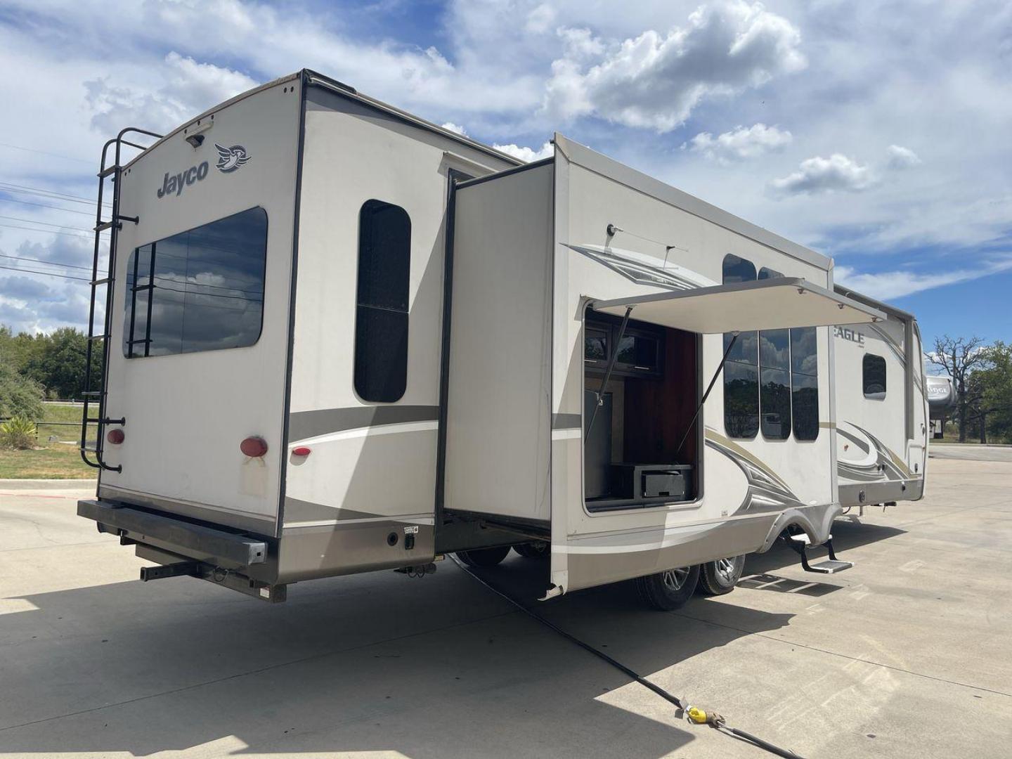 2018 WHITE JAYCO EAGLE 322RLOK (1UJBJ0BU0J1) , Length: 38.42 ft. | Dry Weight: 9,505 lbs. | Gross Weight: 11,750 lbs. | Slides: 3 transmission, located at 4319 N Main St, Cleburne, TX, 76033, (817) 678-5133, 32.385960, -97.391212 - This 2018 Eagle 322RLOK fifth wheel has a length of 38.42 ft, a width of 8 ft, and a height of 12.19 ft. Its dry weight is 9,505 lbs, with a payload capacity of 2,245 lbs. The unit's GVWR is 11,750 lbs and has a hitch weight of 1,260 lbs. The exterior extra large storage could fit your outdoor campi - Photo#25