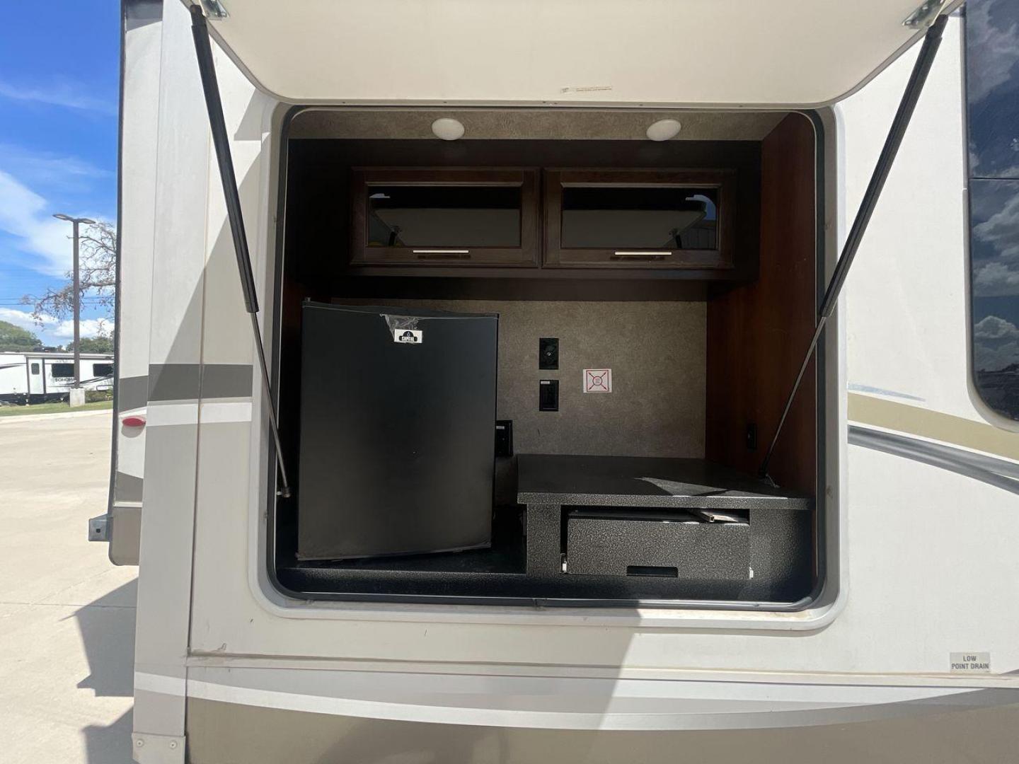 2018 WHITE JAYCO EAGLE 322RLOK (1UJBJ0BU0J1) , Length: 38.42 ft. | Dry Weight: 9,505 lbs. | Gross Weight: 11,750 lbs. | Slides: 3 transmission, located at 4319 N Main St, Cleburne, TX, 76033, (817) 678-5133, 32.385960, -97.391212 - This 2018 Eagle 322RLOK fifth wheel has a length of 38.42 ft, a width of 8 ft, and a height of 12.19 ft. Its dry weight is 9,505 lbs, with a payload capacity of 2,245 lbs. The unit's GVWR is 11,750 lbs and has a hitch weight of 1,260 lbs. The exterior extra large storage could fit your outdoor campi - Photo#26