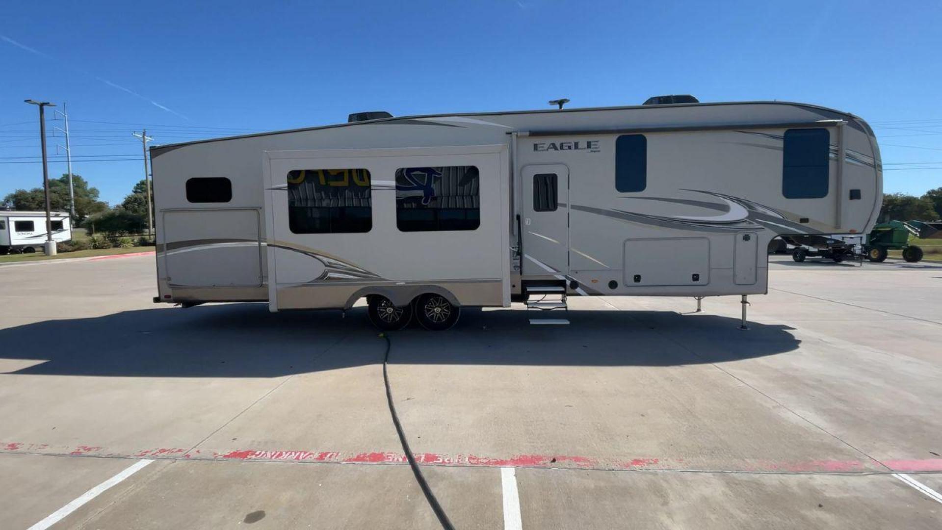 2018 TAN JAYCO EAGLE 347BHOK - (1UJCJ0BV0J1) , Length: 41.58 ft. | Dry Weight: 12,155 lbs. | Gross Weight: 14,850 lbs. | Slides: 4 transmission, located at 4319 N Main St, Cleburne, TX, 76033, (817) 678-5133, 32.385960, -97.391212 - The 2018 Jayco Eagle 347BHOK is a fifth-wheel RV that blends luxury, functionality, and family-friendly features in one impressive package. Designed for large families or groups of friends who enjoy extended camping trips or full-time RV living, this model provides a spacious layout, multiple sleepi - Photo#2