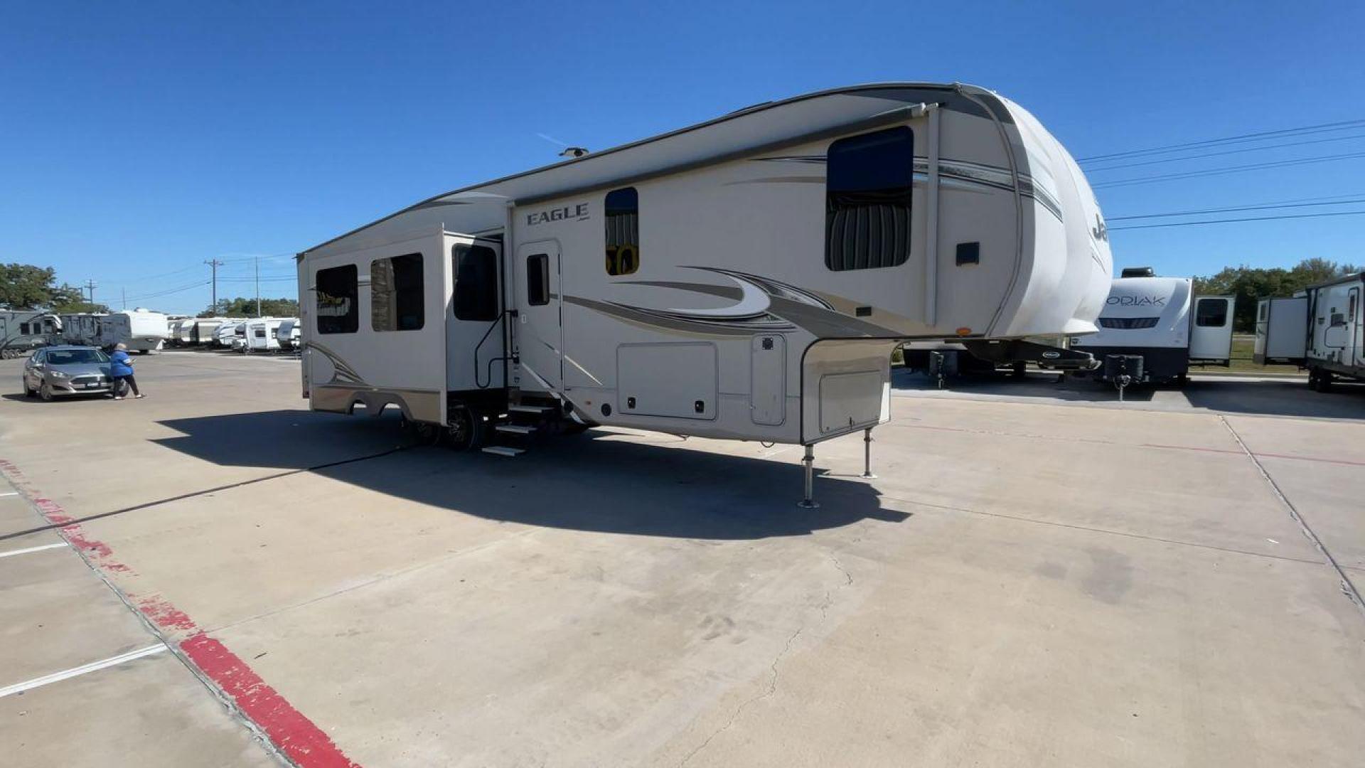 2018 TAN JAYCO EAGLE 347BHOK - (1UJCJ0BV0J1) , Length: 41.58 ft. | Dry Weight: 12,155 lbs. | Gross Weight: 14,850 lbs. | Slides: 4 transmission, located at 4319 N Main St, Cleburne, TX, 76033, (817) 678-5133, 32.385960, -97.391212 - The 2018 Jayco Eagle 347BHOK is a fifth-wheel RV that blends luxury, functionality, and family-friendly features in one impressive package. Designed for large families or groups of friends who enjoy extended camping trips or full-time RV living, this model provides a spacious layout, multiple sleepi - Photo#3