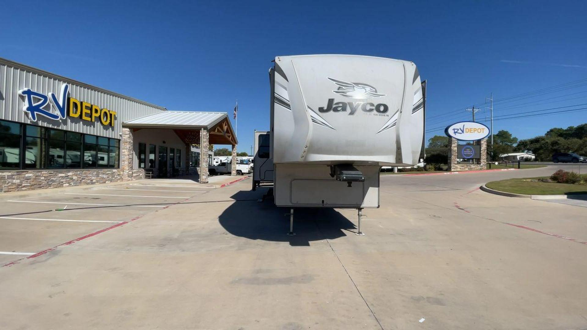 2018 TAN JAYCO EAGLE 347BHOK - (1UJCJ0BV0J1) , Length: 41.58 ft. | Dry Weight: 12,155 lbs. | Gross Weight: 14,850 lbs. | Slides: 4 transmission, located at 4319 N Main St, Cleburne, TX, 76033, (817) 678-5133, 32.385960, -97.391212 - The 2018 Jayco Eagle 347BHOK is a fifth-wheel RV that blends luxury, functionality, and family-friendly features in one impressive package. Designed for large families or groups of friends who enjoy extended camping trips or full-time RV living, this model provides a spacious layout, multiple sleepi - Photo#4