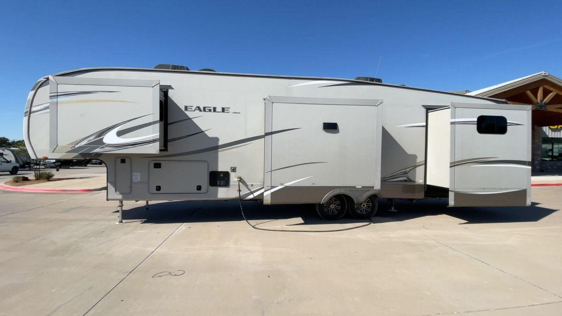 2018 TAN JAYCO EAGLE 347BHOK - (1UJCJ0BV0J1) , Length: 41.58 ft. | Dry Weight: 12,155 lbs. | Gross Weight: 14,850 lbs. | Slides: 4 transmission, located at 4319 N Main St, Cleburne, TX, 76033, (817) 678-5133, 32.385960, -97.391212 - The 2018 Jayco Eagle 347BHOK is a fifth-wheel RV that blends luxury, functionality, and family-friendly features in one impressive package. Designed for large families or groups of friends who enjoy extended camping trips or full-time RV living, this model provides a spacious layout, multiple sleepi - Photo#6