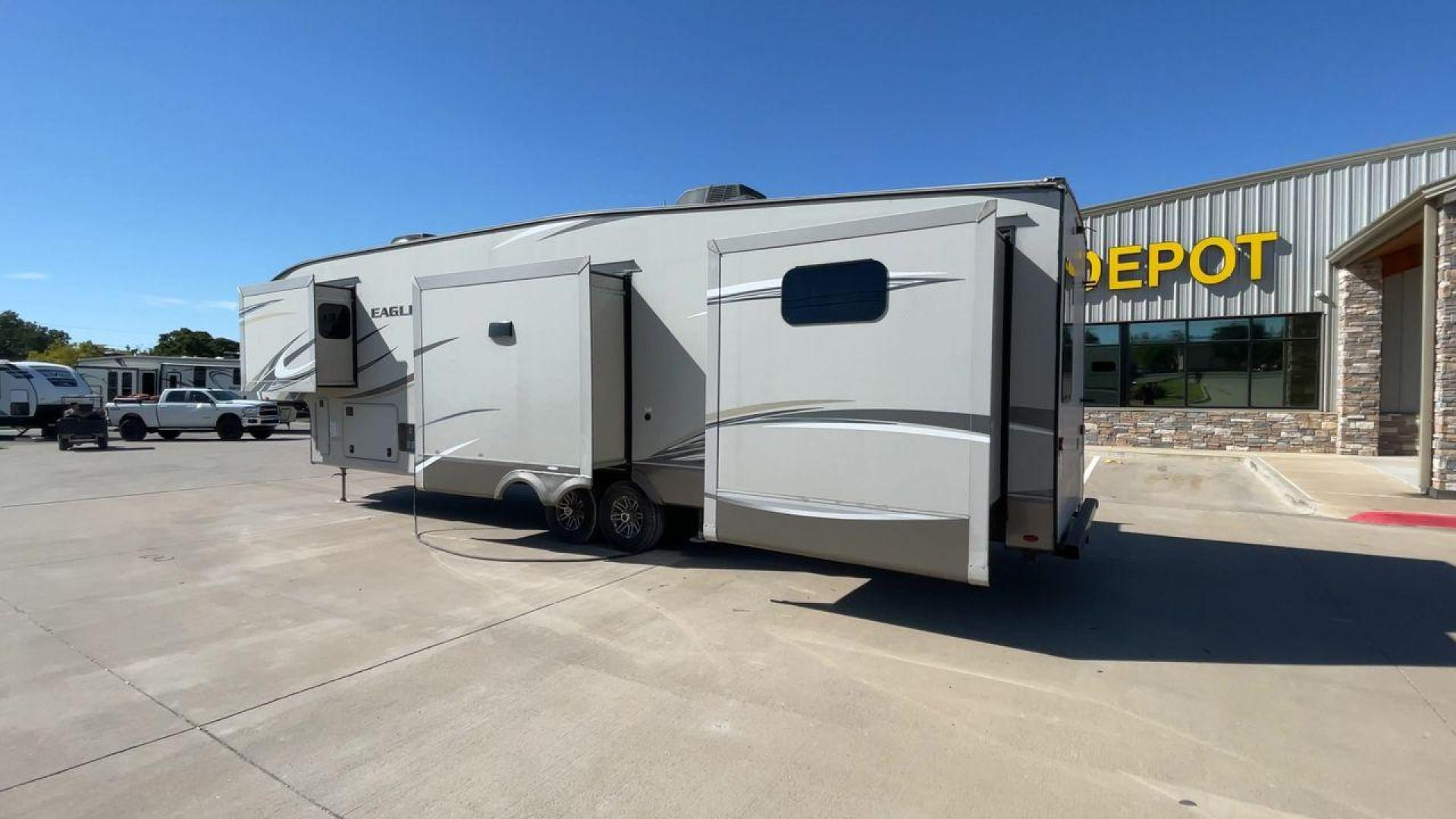 2018 TAN JAYCO EAGLE 347BHOK - (1UJCJ0BV0J1) , Length: 41.58 ft. | Dry Weight: 12,155 lbs. | Gross Weight: 14,850 lbs. | Slides: 4 transmission, located at 4319 N Main St, Cleburne, TX, 76033, (817) 678-5133, 32.385960, -97.391212 - The 2018 Jayco Eagle 347BHOK is a fifth-wheel RV that blends luxury, functionality, and family-friendly features in one impressive package. Designed for large families or groups of friends who enjoy extended camping trips or full-time RV living, this model provides a spacious layout, multiple sleepi - Photo#7