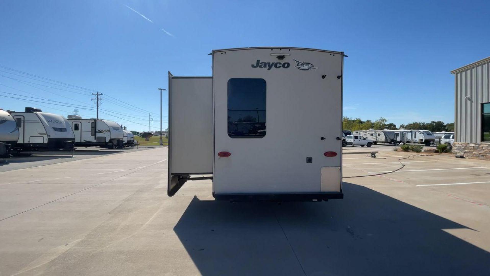 2018 TAN JAYCO EAGLE 347BHOK - (1UJCJ0BV0J1) , Length: 41.58 ft. | Dry Weight: 12,155 lbs. | Gross Weight: 14,850 lbs. | Slides: 4 transmission, located at 4319 N Main St, Cleburne, TX, 76033, (817) 678-5133, 32.385960, -97.391212 - The 2018 Jayco Eagle 347BHOK is a fifth-wheel RV that blends luxury, functionality, and family-friendly features in one impressive package. Designed for large families or groups of friends who enjoy extended camping trips or full-time RV living, this model provides a spacious layout, multiple sleepi - Photo#8