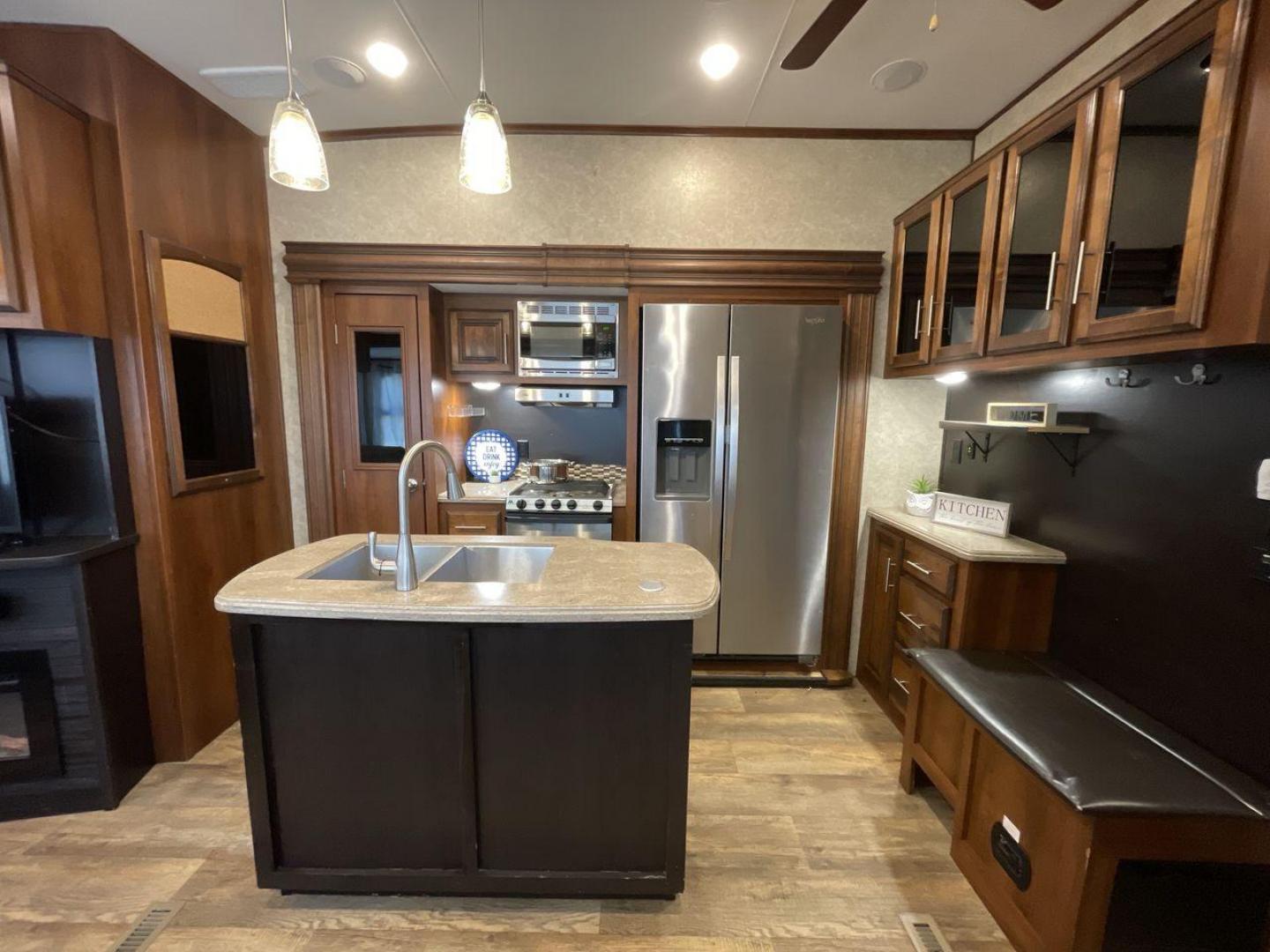 2018 TAN JAYCO EAGLE 347BHOK - (1UJCJ0BV0J1) , Length: 41.58 ft. | Dry Weight: 12,155 lbs. | Gross Weight: 14,850 lbs. | Slides: 4 transmission, located at 4319 N Main St, Cleburne, TX, 76033, (817) 678-5133, 32.385960, -97.391212 - The 2018 Jayco Eagle 347BHOK is a fifth-wheel RV that blends luxury, functionality, and family-friendly features in one impressive package. Designed for large families or groups of friends who enjoy extended camping trips or full-time RV living, this model provides a spacious layout, multiple sleepi - Photo#9