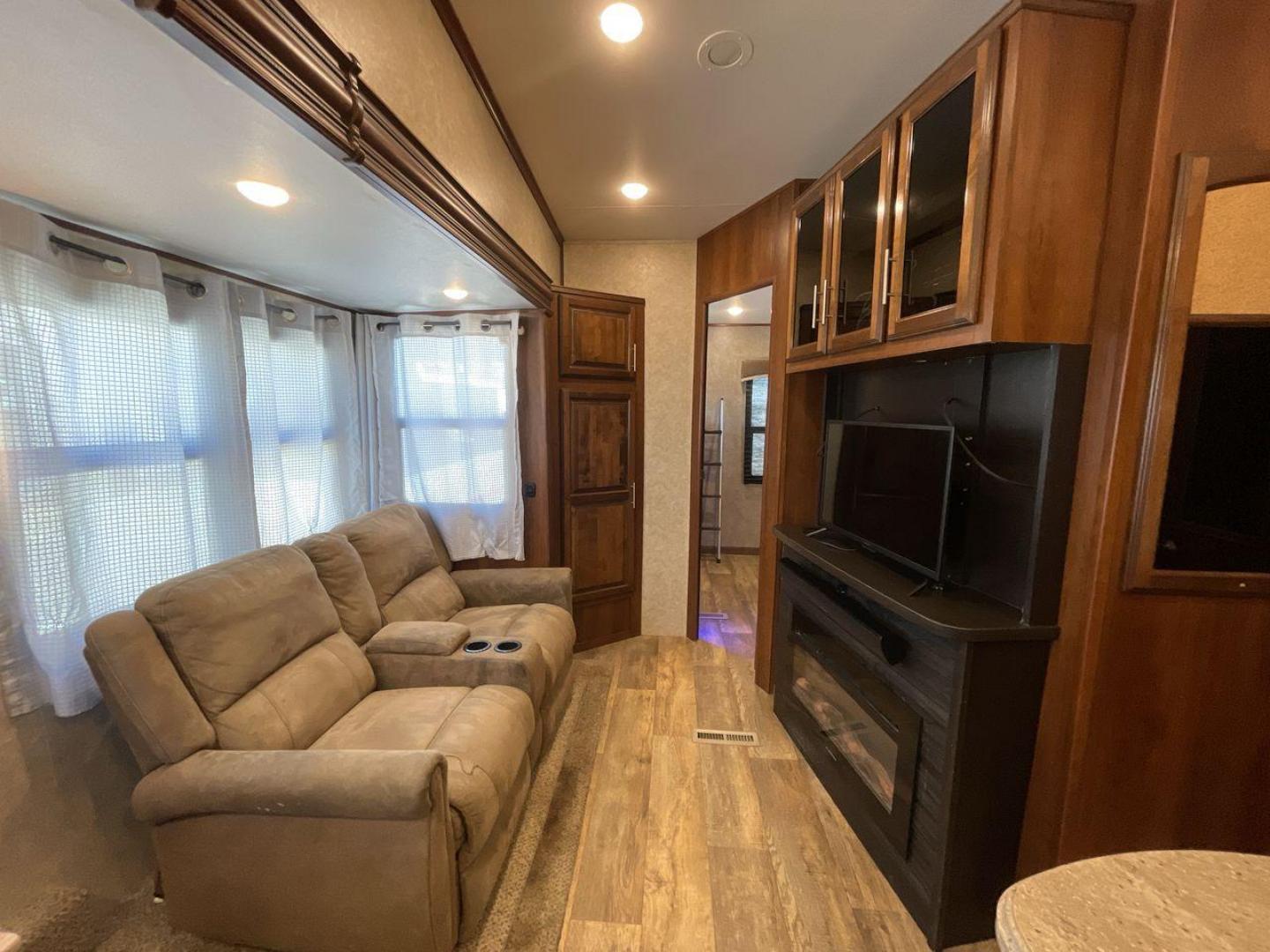 2018 TAN JAYCO EAGLE 347BHOK - (1UJCJ0BV0J1) , Length: 41.58 ft. | Dry Weight: 12,155 lbs. | Gross Weight: 14,850 lbs. | Slides: 4 transmission, located at 4319 N Main St, Cleburne, TX, 76033, (817) 678-5133, 32.385960, -97.391212 - The 2018 Jayco Eagle 347BHOK is a fifth-wheel RV that blends luxury, functionality, and family-friendly features in one impressive package. Designed for large families or groups of friends who enjoy extended camping trips or full-time RV living, this model provides a spacious layout, multiple sleepi - Photo#10