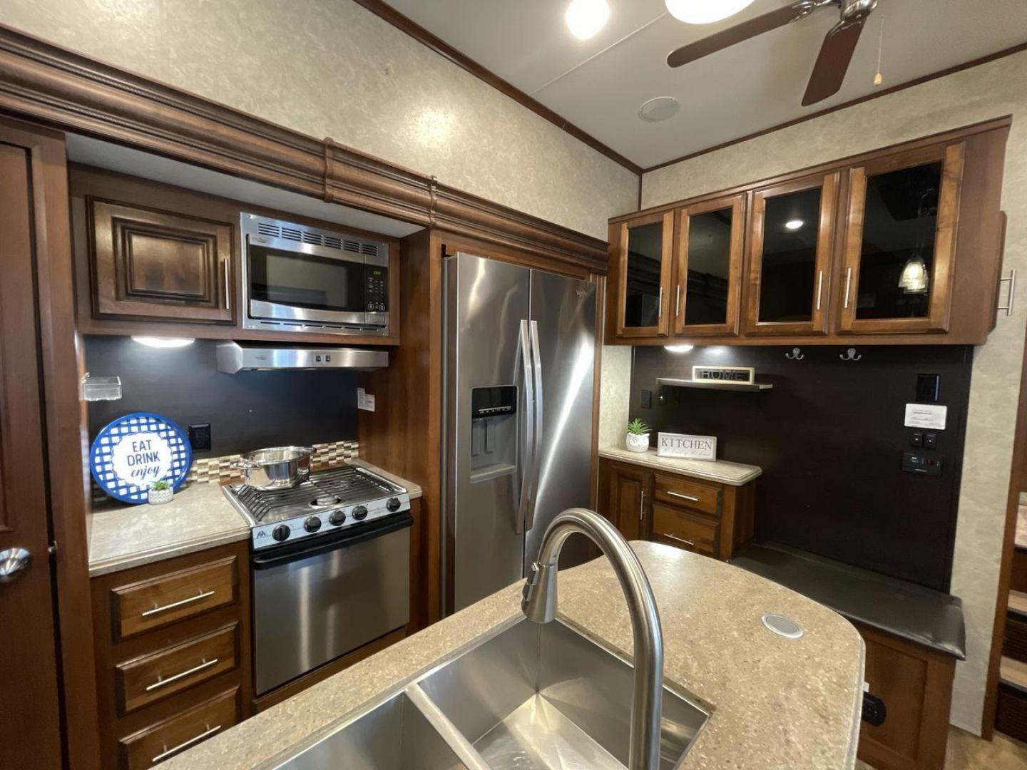 2018 TAN JAYCO EAGLE 347BHOK - (1UJCJ0BV0J1) , Length: 41.58 ft. | Dry Weight: 12,155 lbs. | Gross Weight: 14,850 lbs. | Slides: 4 transmission, located at 4319 N Main St, Cleburne, TX, 76033, (817) 678-5133, 32.385960, -97.391212 - The 2018 Jayco Eagle 347BHOK is a fifth-wheel RV that blends luxury, functionality, and family-friendly features in one impressive package. Designed for large families or groups of friends who enjoy extended camping trips or full-time RV living, this model provides a spacious layout, multiple sleepi - Photo#12