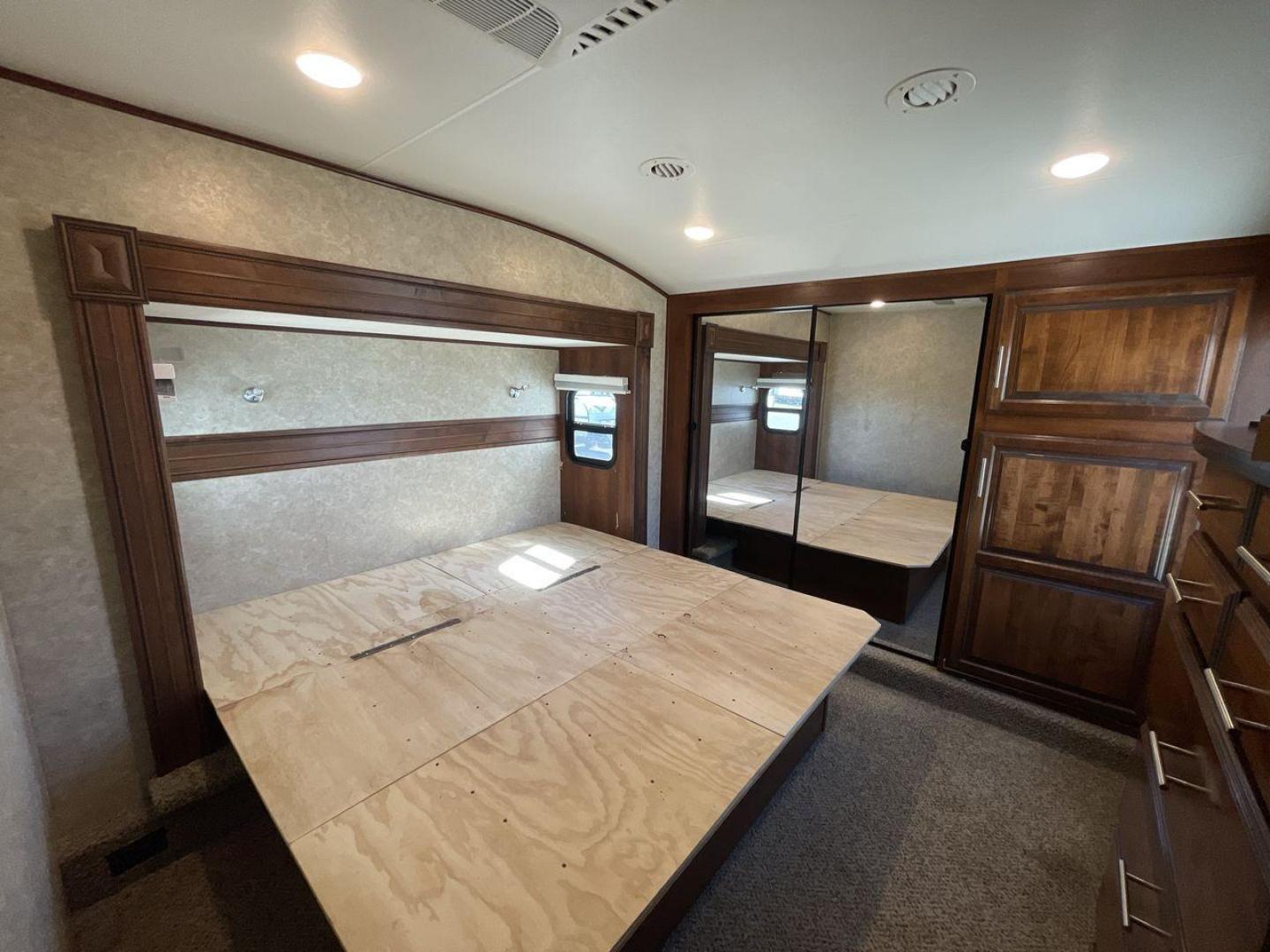 2018 TAN JAYCO EAGLE 347BHOK - (1UJCJ0BV0J1) , Length: 41.58 ft. | Dry Weight: 12,155 lbs. | Gross Weight: 14,850 lbs. | Slides: 4 transmission, located at 4319 N Main St, Cleburne, TX, 76033, (817) 678-5133, 32.385960, -97.391212 - The 2018 Jayco Eagle 347BHOK is a fifth-wheel RV that blends luxury, functionality, and family-friendly features in one impressive package. Designed for large families or groups of friends who enjoy extended camping trips or full-time RV living, this model provides a spacious layout, multiple sleepi - Photo#16