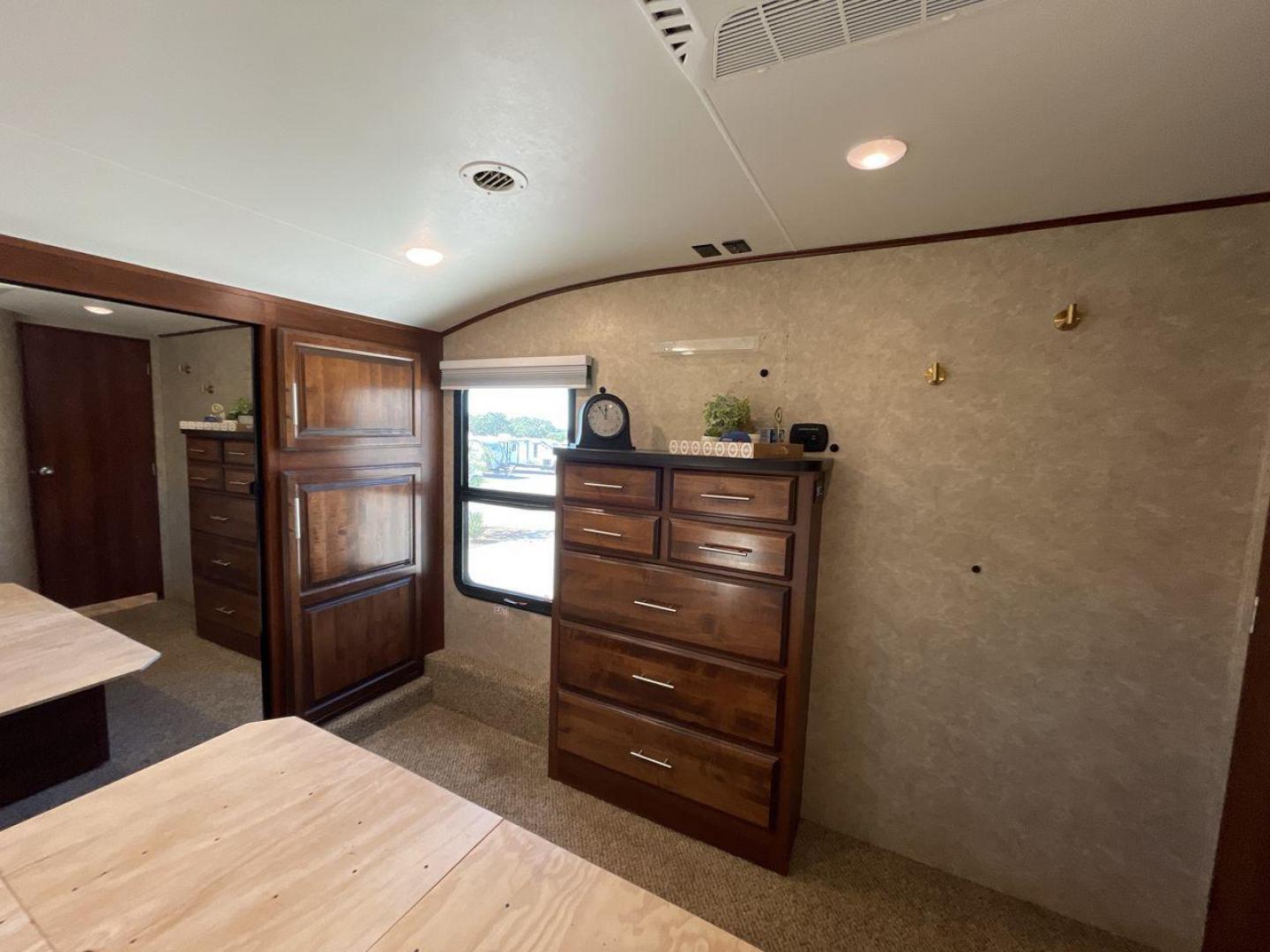 2018 TAN JAYCO EAGLE 347BHOK - (1UJCJ0BV0J1) , Length: 41.58 ft. | Dry Weight: 12,155 lbs. | Gross Weight: 14,850 lbs. | Slides: 4 transmission, located at 4319 N Main St, Cleburne, TX, 76033, (817) 678-5133, 32.385960, -97.391212 - The 2018 Jayco Eagle 347BHOK is a fifth-wheel RV that blends luxury, functionality, and family-friendly features in one impressive package. Designed for large families or groups of friends who enjoy extended camping trips or full-time RV living, this model provides a spacious layout, multiple sleepi - Photo#17