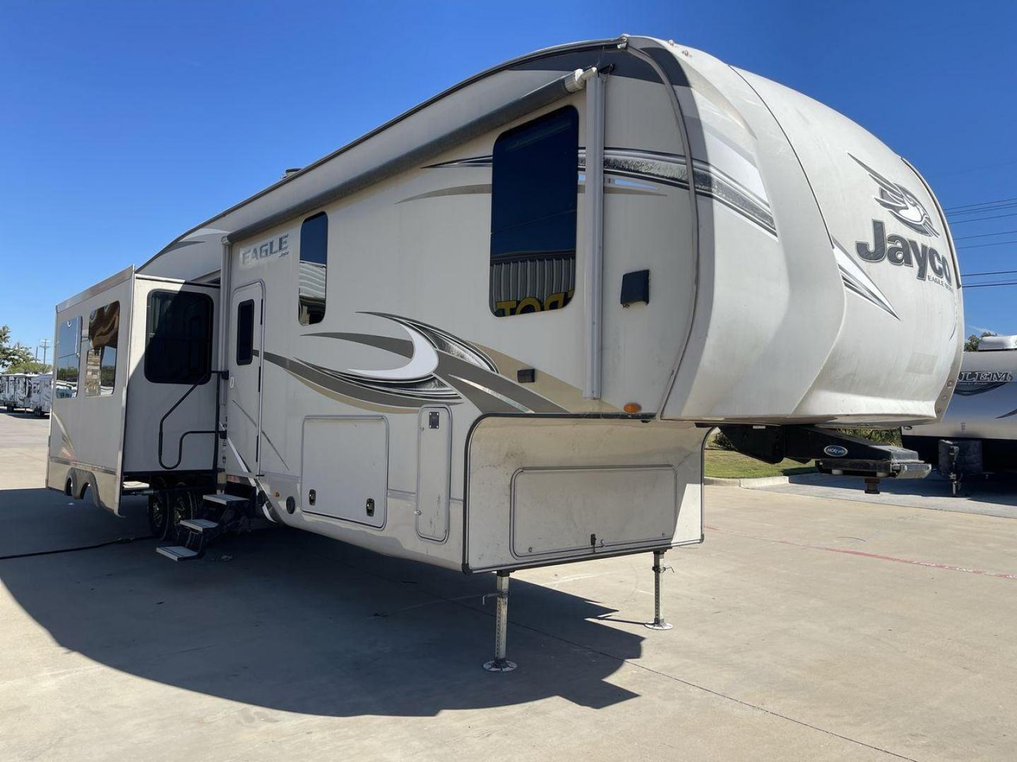 2018 TAN JAYCO EAGLE 347BHOK - (1UJCJ0BV0J1) , Length: 41.58 ft. | Dry Weight: 12,155 lbs. | Gross Weight: 14,850 lbs. | Slides: 4 transmission, located at 4319 N Main St, Cleburne, TX, 76033, (817) 678-5133, 32.385960, -97.391212 - The 2018 Jayco Eagle 347BHOK is a fifth-wheel RV that blends luxury, functionality, and family-friendly features in one impressive package. Designed for large families or groups of friends who enjoy extended camping trips or full-time RV living, this model provides a spacious layout, multiple sleepi - Photo#22