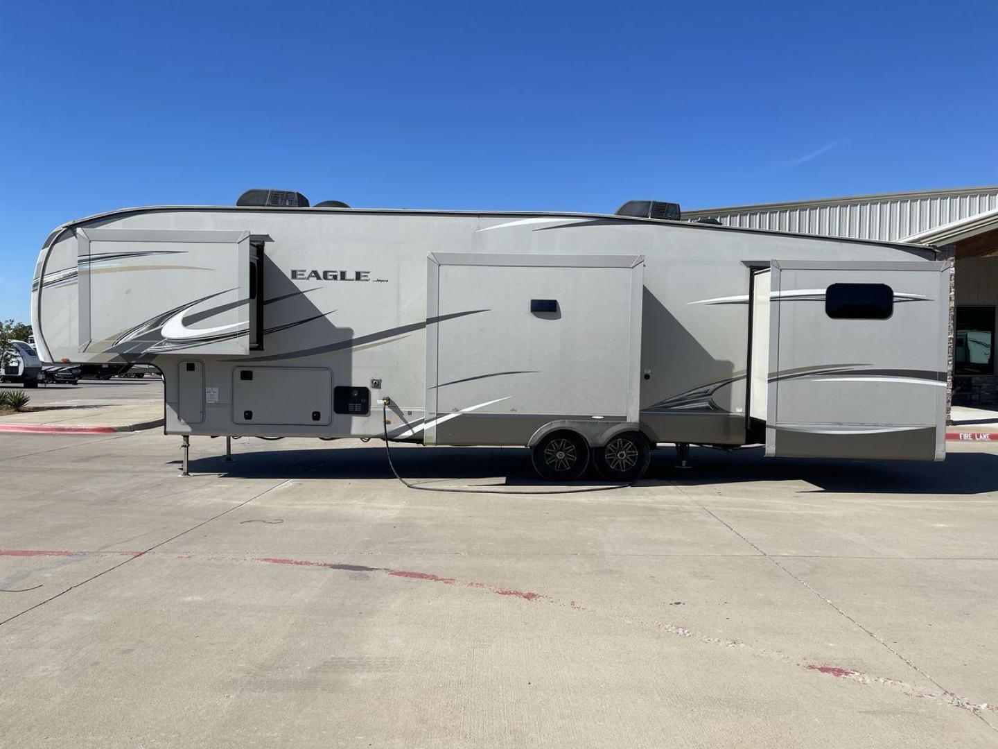 2018 TAN JAYCO EAGLE 347BHOK - (1UJCJ0BV0J1) , Length: 41.58 ft. | Dry Weight: 12,155 lbs. | Gross Weight: 14,850 lbs. | Slides: 4 transmission, located at 4319 N Main St, Cleburne, TX, 76033, (817) 678-5133, 32.385960, -97.391212 - The 2018 Jayco Eagle 347BHOK is a fifth-wheel RV that blends luxury, functionality, and family-friendly features in one impressive package. Designed for large families or groups of friends who enjoy extended camping trips or full-time RV living, this model provides a spacious layout, multiple sleepi - Photo#23