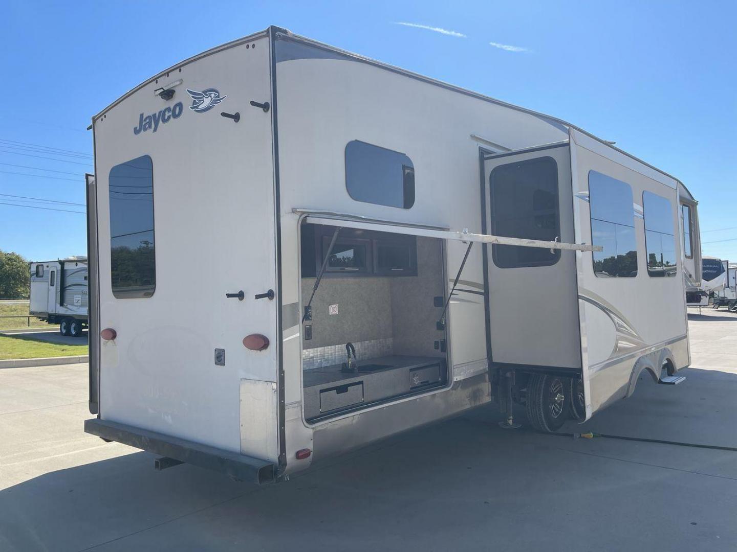 2018 TAN JAYCO EAGLE 347BHOK - (1UJCJ0BV0J1) , Length: 41.58 ft. | Dry Weight: 12,155 lbs. | Gross Weight: 14,850 lbs. | Slides: 4 transmission, located at 4319 N Main St, Cleburne, TX, 76033, (817) 678-5133, 32.385960, -97.391212 - The 2018 Jayco Eagle 347BHOK is a fifth-wheel RV that blends luxury, functionality, and family-friendly features in one impressive package. Designed for large families or groups of friends who enjoy extended camping trips or full-time RV living, this model provides a spacious layout, multiple sleepi - Photo#24