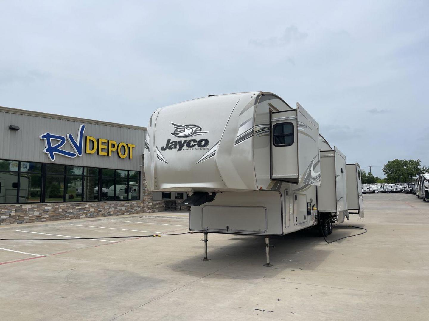 2018 JAYCO EAGLE 347BHOK (1UJCJ0BV9J1) , located at 4319 N Main St, Cleburne, TX, 76033, (817) 678-5133, 32.385960, -97.391212 - Photo#0