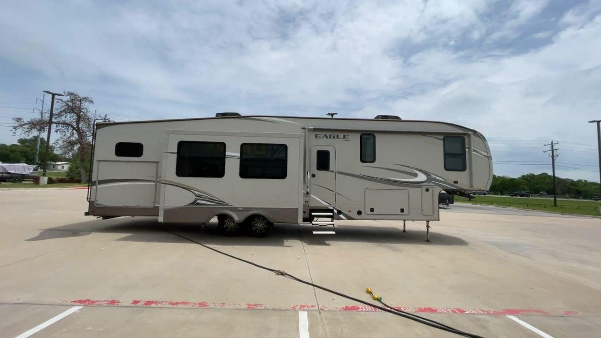 2018 JAYCO EAGLE 347BHOK (1UJCJ0BV9J1) , located at 4319 N Main St, Cleburne, TX, 76033, (817) 678-5133, 32.385960, -97.391212 - Photo#2