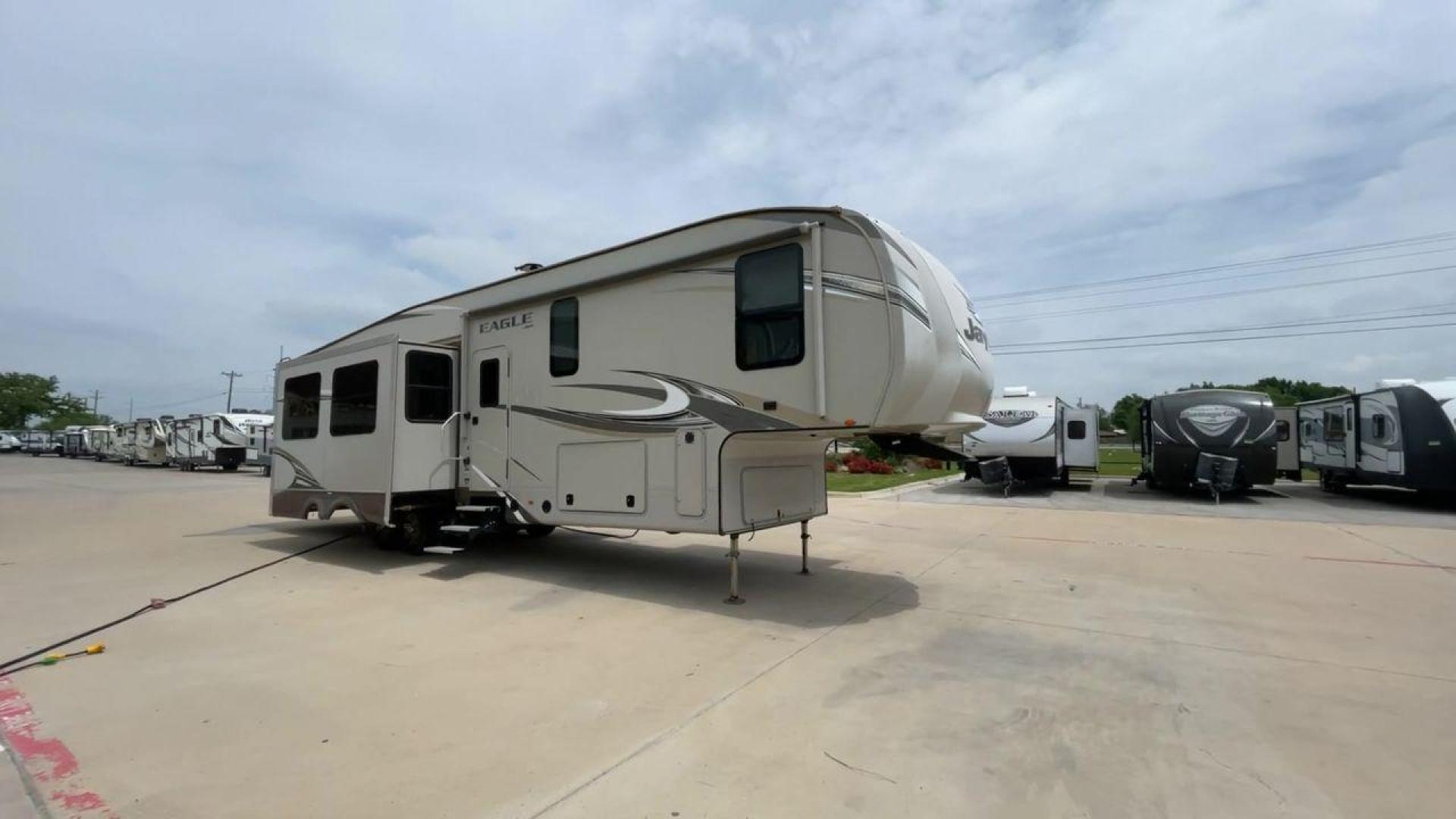 2018 JAYCO EAGLE 347BHOK (1UJCJ0BV9J1) , located at 4319 N Main St, Cleburne, TX, 76033, (817) 678-5133, 32.385960, -97.391212 - Photo#3