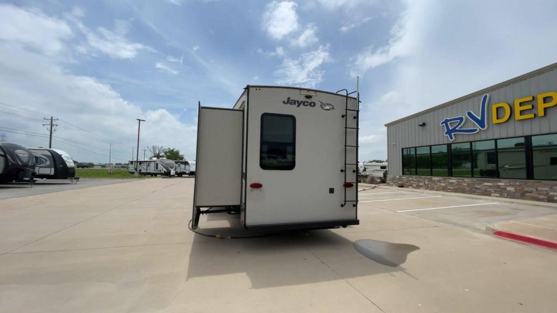 2018 JAYCO EAGLE 347BHOK (1UJCJ0BV9J1) , located at 4319 N Main St, Cleburne, TX, 76033, (817) 678-5133, 32.385960, -97.391212 - Photo#8