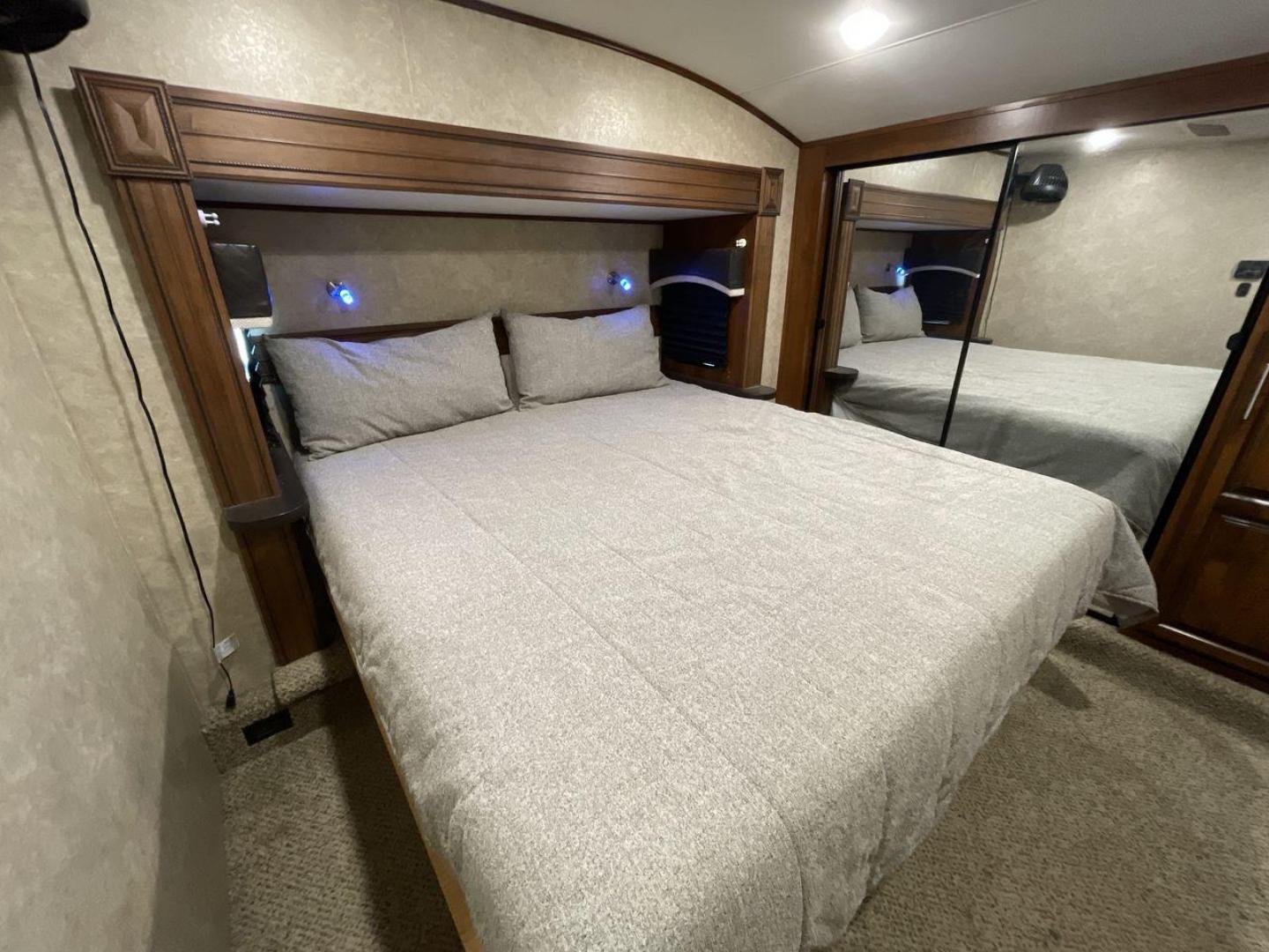 2018 JAYCO EAGLE 347BHOK (1UJCJ0BV9J1) , located at 4319 N Main St, Cleburne, TX, 76033, (817) 678-5133, 32.385960, -97.391212 - Photo#17