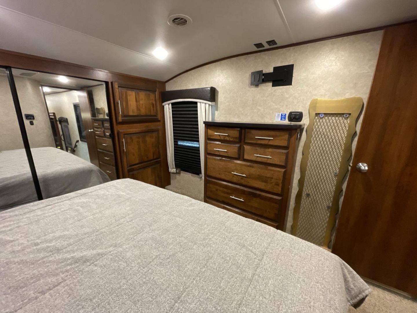 2018 JAYCO EAGLE 347BHOK (1UJCJ0BV9J1) , located at 4319 N Main St, Cleburne, TX, 76033, (817) 678-5133, 32.385960, -97.391212 - Photo#18