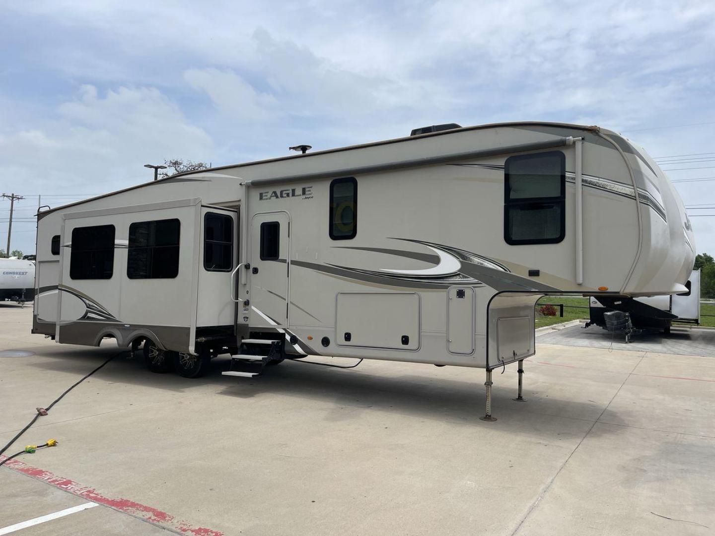 2018 JAYCO EAGLE 347BHOK (1UJCJ0BV9J1) , located at 4319 N Main St, Cleburne, TX, 76033, (817) 678-5133, 32.385960, -97.391212 - Photo#23