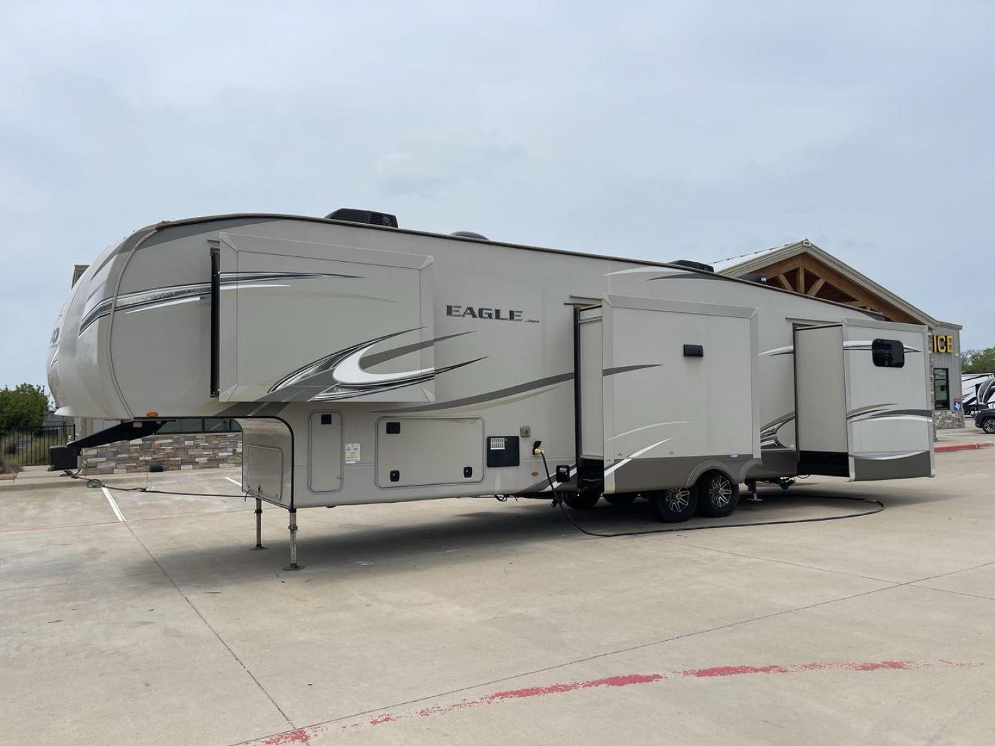 2018 JAYCO EAGLE 347BHOK (1UJCJ0BV9J1) , located at 4319 N Main St, Cleburne, TX, 76033, (817) 678-5133, 32.385960, -97.391212 - Photo#24