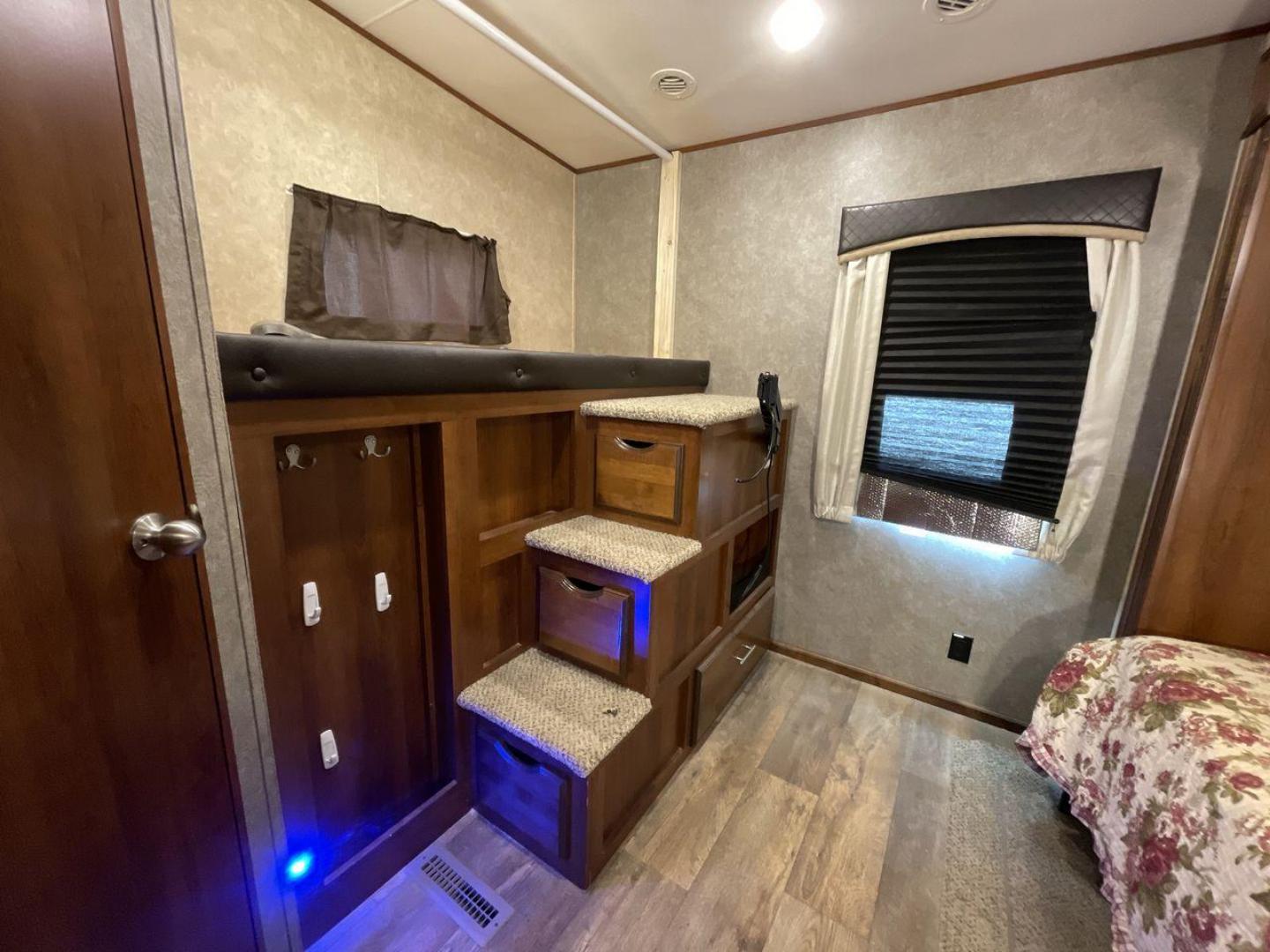 2018 JAYCO EAGLE 347BHOK (1UJCJ0BV9J1) , located at 4319 N Main St, Cleburne, TX, 76033, (817) 678-5133, 32.385960, -97.391212 - Photo#26