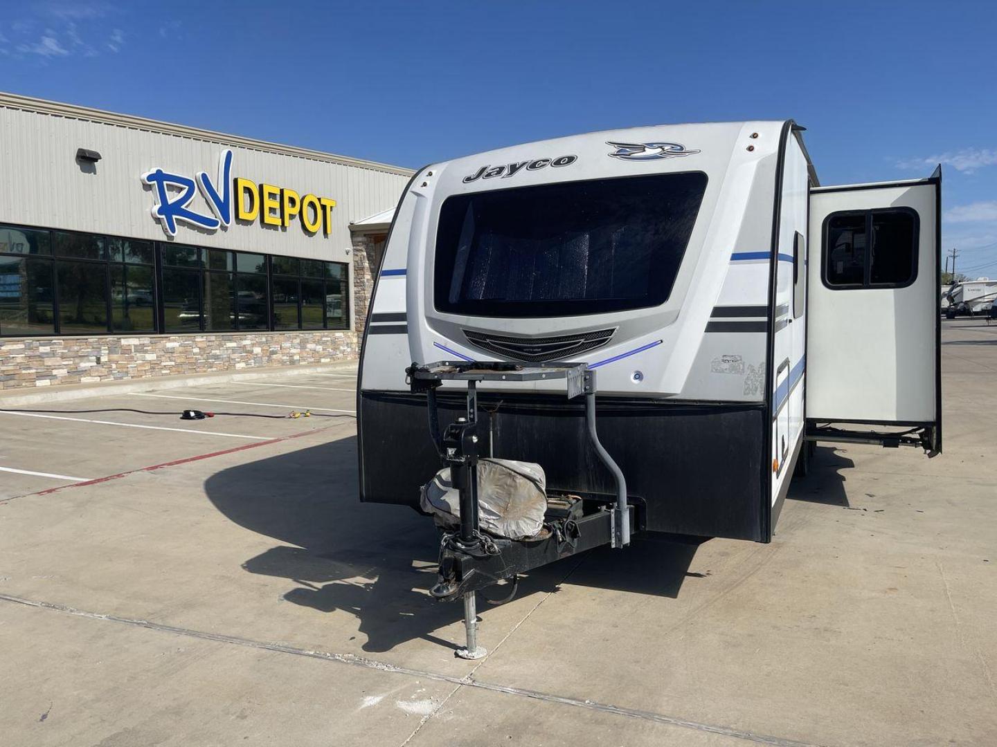 2018 WHITE JAYCO JAY FLIGHT 23MRB (1UJBJ0BN5J1) , Length: 28.17 ft | Dry Weight: 5,560 lbs. | Gross Weight: 7,250 lbs. | Slides: 1 transmission, located at 4319 N Main St, Cleburne, TX, 76033, (817) 678-5133, 32.385960, -97.391212 - The 2018 Jayco Jay Flight 23MRB is a travel trailer that encapsulates both compactness and luxury for unparalleled camping experiences. Spanning 28 feet in length, this model boasts a thoughtfully arranged interior featuring a single slide-out, seamlessly amplifying the living space. The Jay Flight - Photo#0