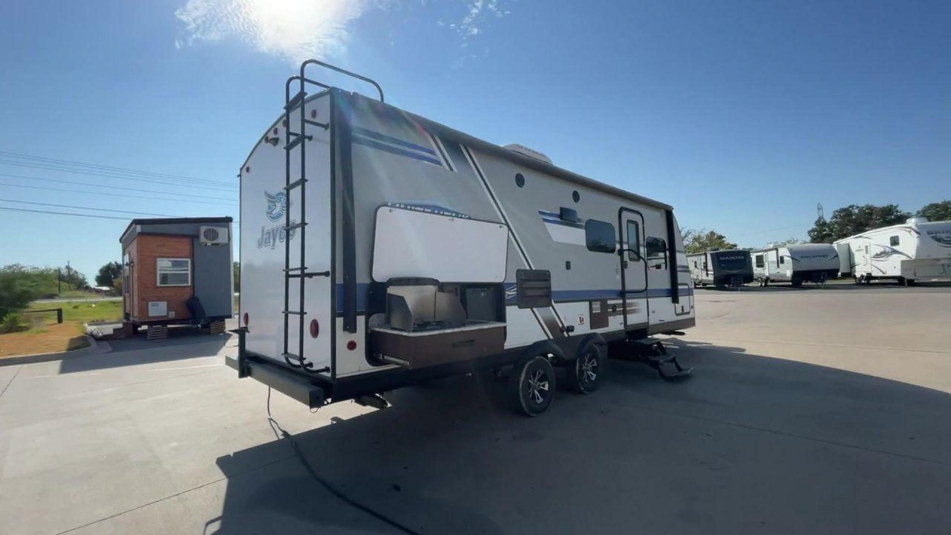 2018 WHITE JAYCO JAY FLIGHT 23MRB (1UJBJ0BN5J1) , Length: 28.17 ft | Dry Weight: 5,560 lbs. | Gross Weight: 7,250 lbs. | Slides: 1 transmission, located at 4319 N Main St, Cleburne, TX, 76033, (817) 678-5133, 32.385960, -97.391212 - The 2018 Jayco Jay Flight 23MRB is a travel trailer that encapsulates both compactness and luxury for unparalleled camping experiences. Spanning 28 feet in length, this model boasts a thoughtfully arranged interior featuring a single slide-out, seamlessly amplifying the living space. The Jay Flight - Photo#1