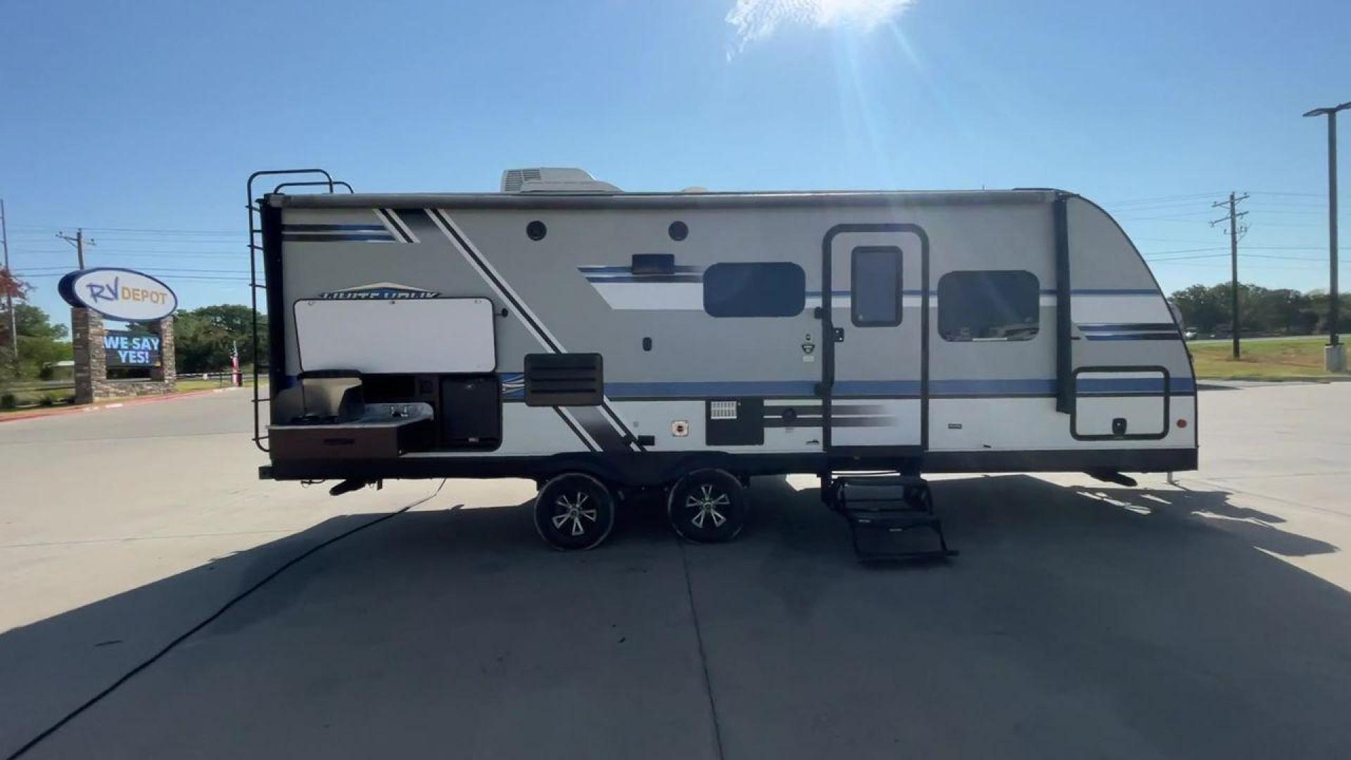 2018 WHITE JAYCO JAY FLIGHT 23MRB (1UJBJ0BN5J1) , Length: 28.17 ft | Dry Weight: 5,560 lbs. | Gross Weight: 7,250 lbs. | Slides: 1 transmission, located at 4319 N Main St, Cleburne, TX, 76033, (817) 678-5133, 32.385960, -97.391212 - The 2018 Jayco Jay Flight 23MRB is a travel trailer that encapsulates both compactness and luxury for unparalleled camping experiences. Spanning 28 feet in length, this model boasts a thoughtfully arranged interior featuring a single slide-out, seamlessly amplifying the living space. The Jay Flight - Photo#2