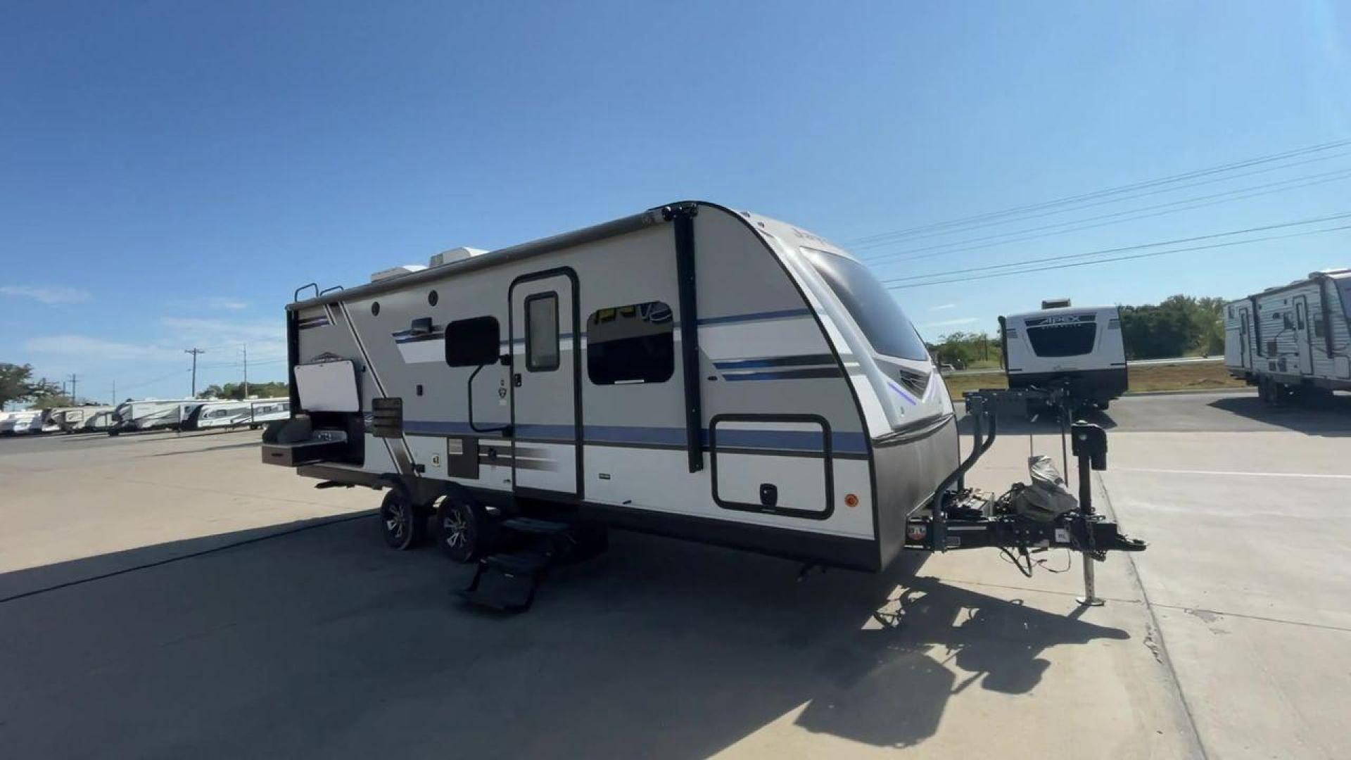 2018 WHITE JAYCO JAY FLIGHT 23MRB (1UJBJ0BN5J1) , Length: 28.17 ft | Dry Weight: 5,560 lbs. | Gross Weight: 7,250 lbs. | Slides: 1 transmission, located at 4319 N Main St, Cleburne, TX, 76033, (817) 678-5133, 32.385960, -97.391212 - The 2018 Jayco Jay Flight 23MRB is a travel trailer that encapsulates both compactness and luxury for unparalleled camping experiences. Spanning 28 feet in length, this model boasts a thoughtfully arranged interior featuring a single slide-out, seamlessly amplifying the living space. The Jay Flight - Photo#3