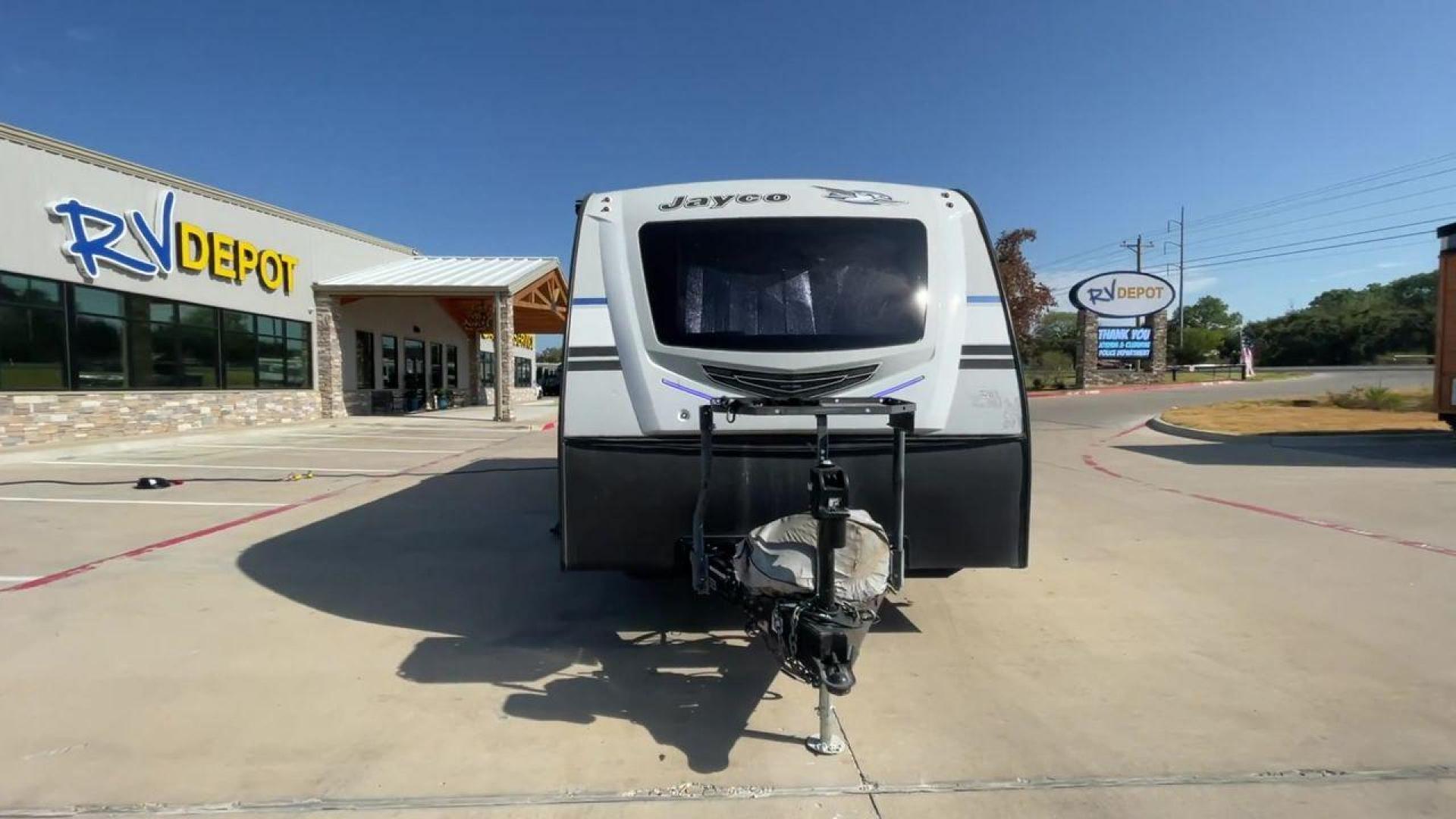 2018 WHITE JAYCO JAY FLIGHT 23MRB (1UJBJ0BN5J1) , Length: 28.17 ft | Dry Weight: 5,560 lbs. | Gross Weight: 7,250 lbs. | Slides: 1 transmission, located at 4319 N Main St, Cleburne, TX, 76033, (817) 678-5133, 32.385960, -97.391212 - The 2018 Jayco Jay Flight 23MRB is a travel trailer that encapsulates both compactness and luxury for unparalleled camping experiences. Spanning 28 feet in length, this model boasts a thoughtfully arranged interior featuring a single slide-out, seamlessly amplifying the living space. The Jay Flight - Photo#4