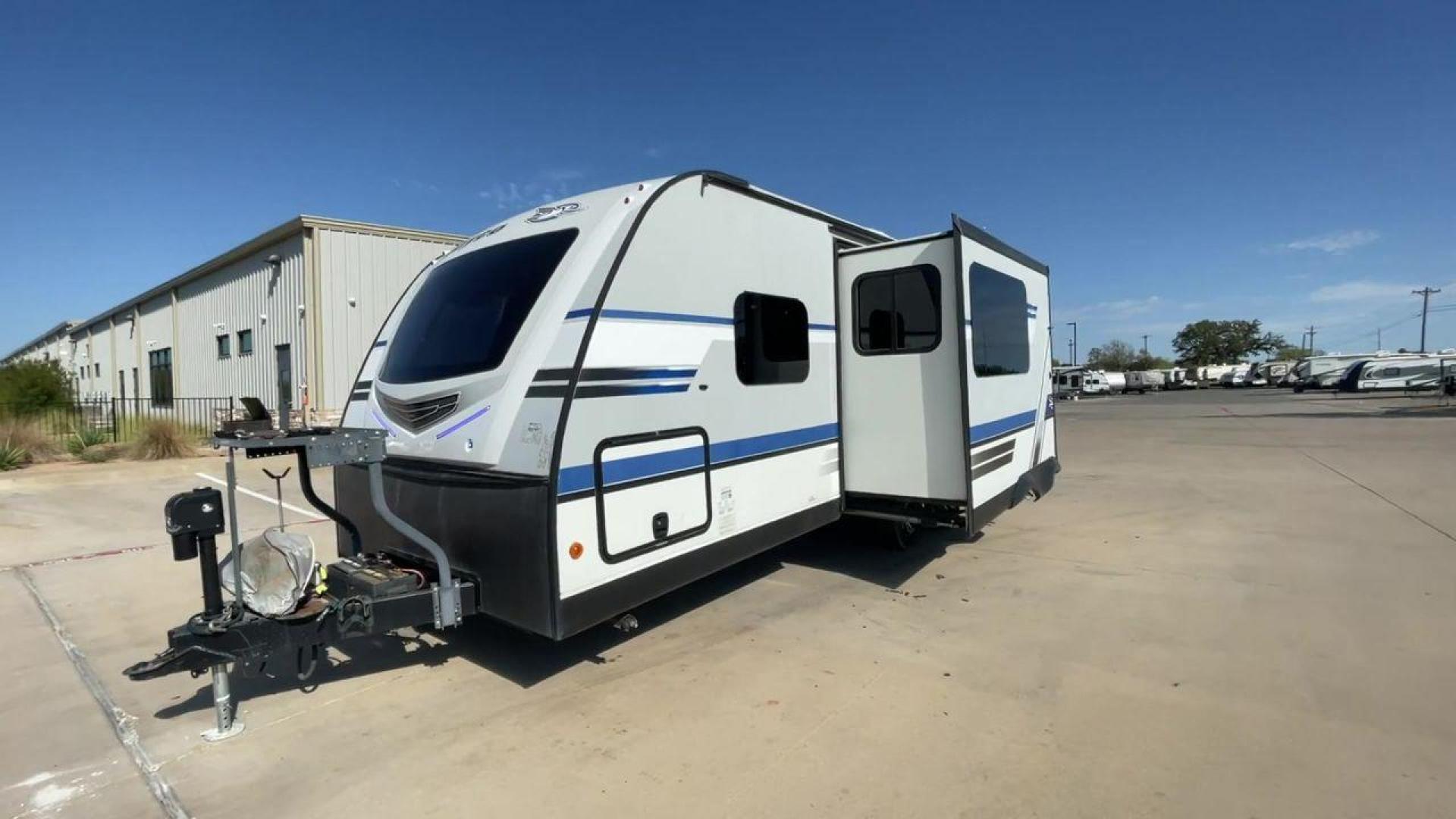 2018 WHITE JAYCO JAY FLIGHT 23MRB (1UJBJ0BN5J1) , Length: 28.17 ft | Dry Weight: 5,560 lbs. | Gross Weight: 7,250 lbs. | Slides: 1 transmission, located at 4319 N Main St, Cleburne, TX, 76033, (817) 678-5133, 32.385960, -97.391212 - The 2018 Jayco Jay Flight 23MRB is a travel trailer that encapsulates both compactness and luxury for unparalleled camping experiences. Spanning 28 feet in length, this model boasts a thoughtfully arranged interior featuring a single slide-out, seamlessly amplifying the living space. The Jay Flight - Photo#5