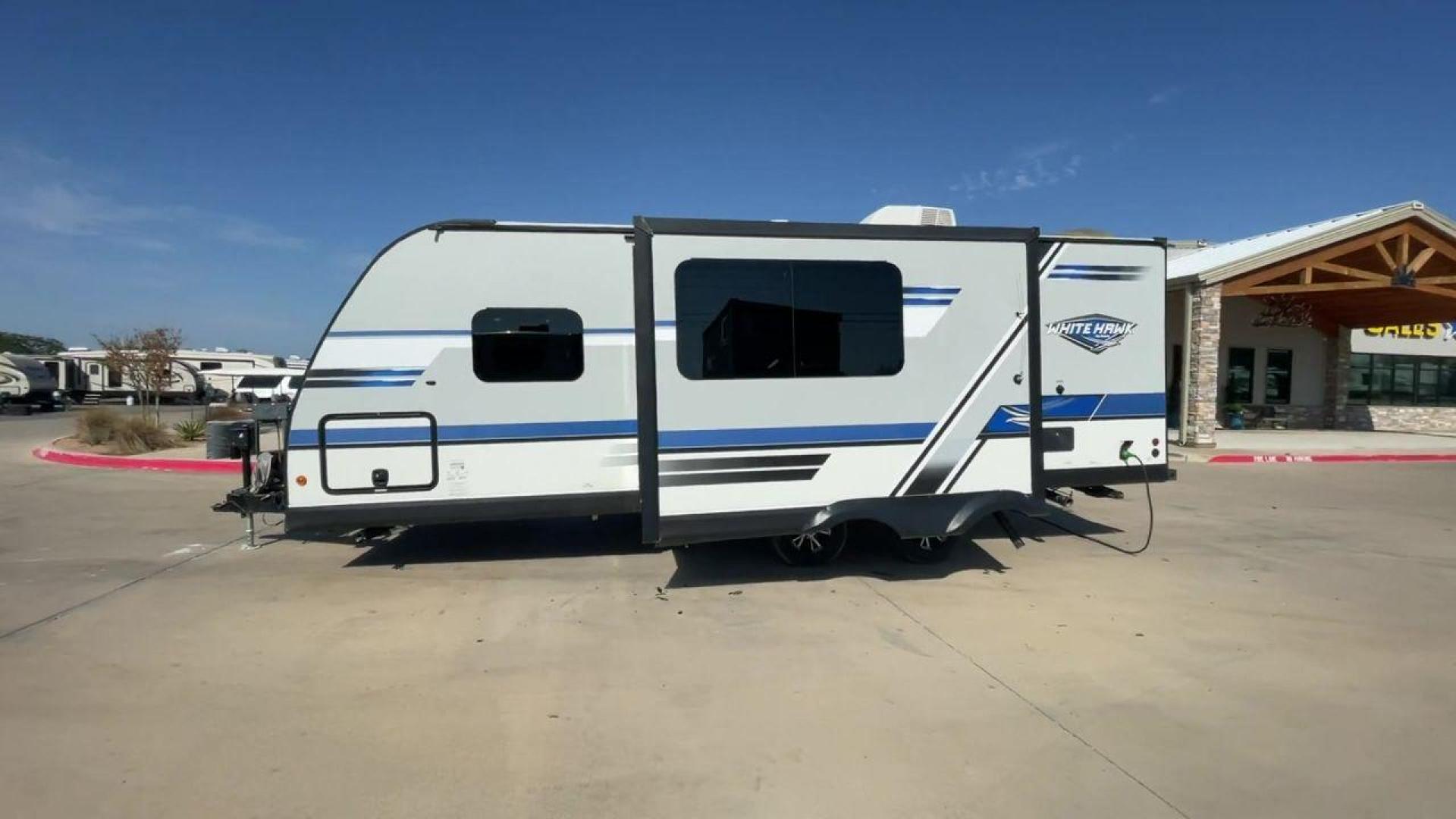 2018 WHITE JAYCO JAY FLIGHT 23MRB (1UJBJ0BN5J1) , Length: 28.17 ft | Dry Weight: 5,560 lbs. | Gross Weight: 7,250 lbs. | Slides: 1 transmission, located at 4319 N Main St, Cleburne, TX, 76033, (817) 678-5133, 32.385960, -97.391212 - The 2018 Jayco Jay Flight 23MRB is a travel trailer that encapsulates both compactness and luxury for unparalleled camping experiences. Spanning 28 feet in length, this model boasts a thoughtfully arranged interior featuring a single slide-out, seamlessly amplifying the living space. The Jay Flight - Photo#6