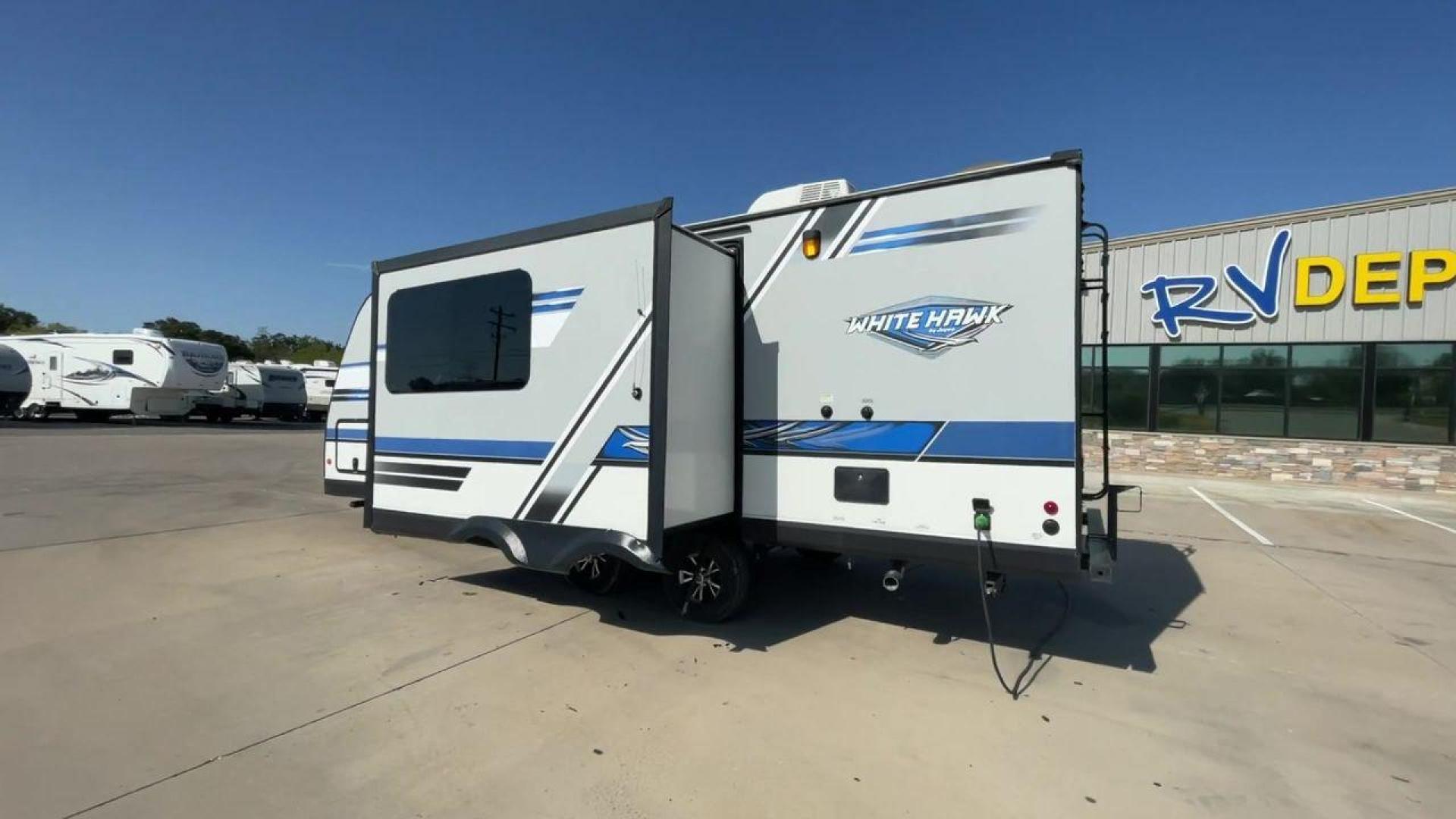 2018 WHITE JAYCO JAY FLIGHT 23MRB (1UJBJ0BN5J1) , Length: 28.17 ft | Dry Weight: 5,560 lbs. | Gross Weight: 7,250 lbs. | Slides: 1 transmission, located at 4319 N Main St, Cleburne, TX, 76033, (817) 678-5133, 32.385960, -97.391212 - The 2018 Jayco Jay Flight 23MRB is a travel trailer that encapsulates both compactness and luxury for unparalleled camping experiences. Spanning 28 feet in length, this model boasts a thoughtfully arranged interior featuring a single slide-out, seamlessly amplifying the living space. The Jay Flight - Photo#7